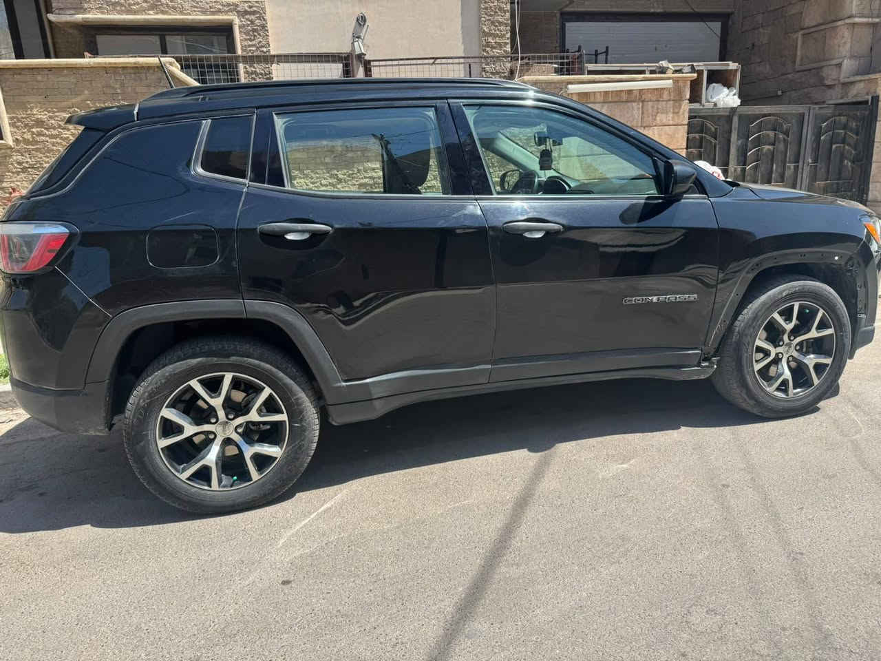 ‎السلام عليكم 
جيب كومباس Jeep Compas
2018
رقم بغداد مكانها المنصور 
السعر 112
حادثها موضح بالصور
 مع أماكن الصبغ 
وبيها صبغ بالباب الخلفي اثر شخوط وعندي صورها قبل الصبغ  

اعتبرها صبغ اقل الحزام 
محرك 2400
ماشيه 52 وقابل للزيادة 
السياره جاهزه 
سنوية وهزة جديدة 

بصمة 
تشغيل عن بعد
كشنات مخمل هيتر 
سايد بريك كهربائي 
تحكم ستيرن جهتين وخلفي 
هيتر تدفئه بالستيرن
قفل سرعه 
كاميرا دواره وشاشة بلاديه 
تبريد قطعتين
للاستفسار *********** بغداد, العراق
