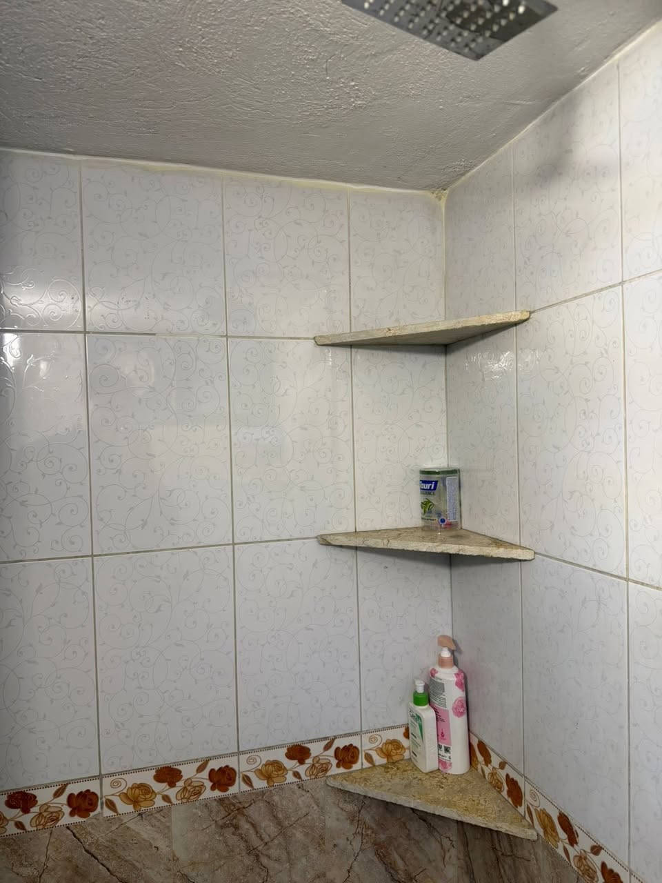 السلام عليكم
بيت للايجار مساحه 50متر 3طوابق 
يتكون من مطبخ وصاله وصحيات ومنور 
الطابق الثاني غرفتين نوم كامل من جميع النواحي 
سخان معه صحيات كامله وصبغ جديد وسجج بردات 
بس جيب الغراظ وكعد للستفسار ***********
