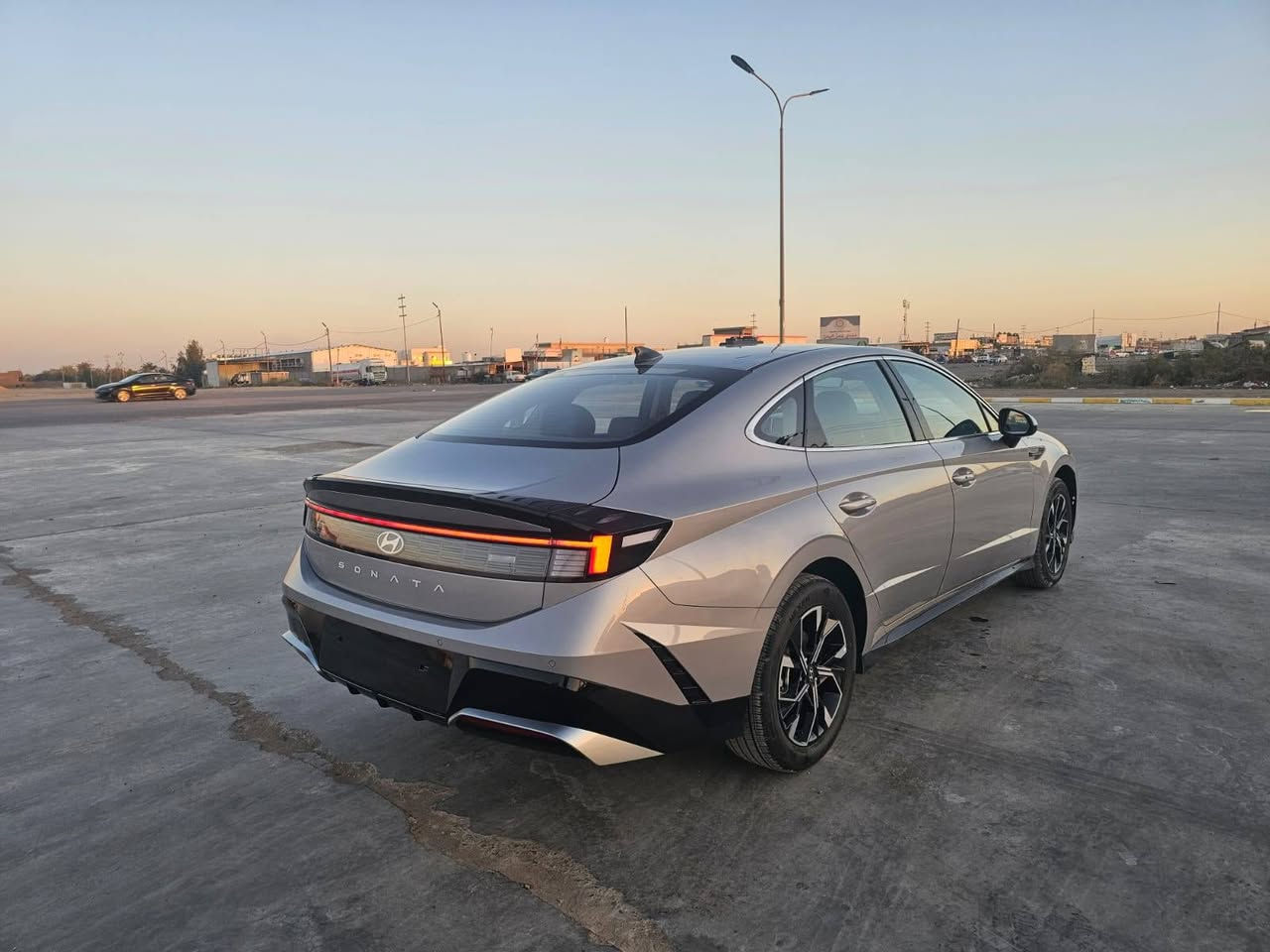 السلام عليكم للبيع سوناتا للبيع موديل 2026  ماشيه 750 كيلو محرك غاز فقط سعر 185 وبيه مجال مكان واسط#الصويرة ***********
