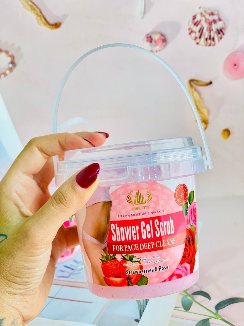 🍓✨ دللي بشرتك وانتعشي بنعومة حريرية! ✨🍓

سر البشرة النضرة والمشرقة يبدأ من التقشير الصحيح! 😉 الطبيعة والنعومة اجتمعوا بمنتج واحد صُمم خصيصاً ليعيد لبشرتك حيويتها ونعومتها اللي تستحقيها 🌸🧴.
Shower Gel Scrub 🛁 (Strawberries & Rose)
مقشر ومجدد البشرة بتركيبة غنية ومزدوجة تجمع بين فوائد السكراب وانتعاش الشاور جيل:
 🍓 خلاصة الفراولة الطبيعية: تفتيح طبيعي وتوحيد للون البشرة مع تنظيف عميق للمسام.
 🌹 عبير الورد الساحر: يمنحكِ ترطيباً فائقاً ورائحة أنثوية تدوم طويلاً وتأخذكِ لعالم ثاني من الانتعاش.
 ✨ تقشير لطيف وعميق: يزيل خلايا الجلد الميتة بلطف، ويترك بشرتك ناعمة مثل الحرير ومنتعشة من أول استخدام.


**إذا كنت صاحب هذا الإعلان وتريد حذفه لأي سبب، رجاءا أرسل رسالة إلى الدعم الفني**