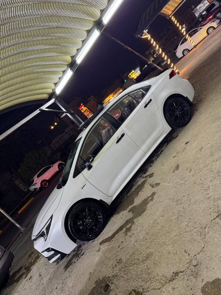 السلام عليكم
كورلا s black edition 
2025 بغداد باسمي 
كرسي كهرباء داخل احمر 
معروفه مواصفات ال s 
ماشيه 20 الف 
كفاله عامه لا صبغ ولا بارد 
السعر  24مليون و 900 الف 
***********
