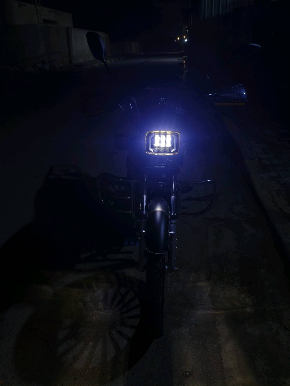 دراجة نار جديدة للبيع من نوع Sonclini، موديل 2026. تتميز بمحرك 200 سي سي قوي ومقاعد مريحة، بالإضافة إلى لوحة تحكم إلكترونية حديثة. مثالية للقيادة في المدينة أو الرحلات الطويلة. الإضاءة الأمامية والخلفية LED لزيادة الأمان أثناء القيادة في الليل.