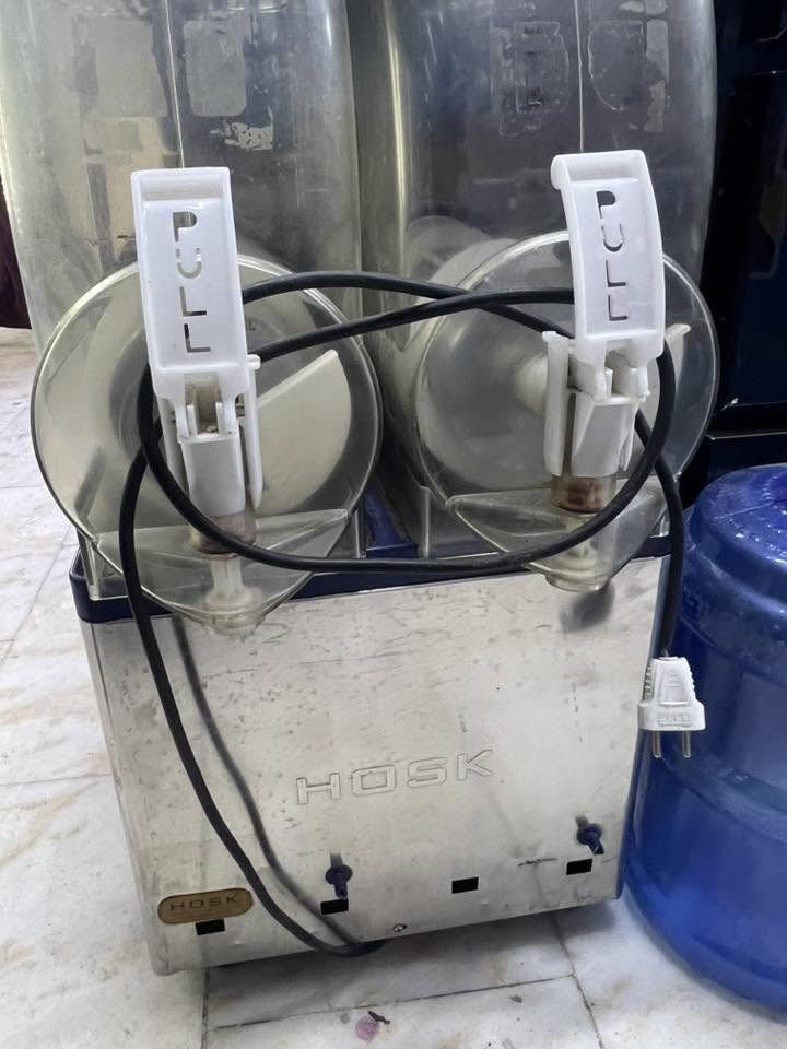 مكينه ازبري هوسك اصلي مستعمله بسعر ٩٠٠ الف شامله عطر توت بطل و عطر برتقال بطل و ٣ علب صبغ احمر توت و ٣ علب صبغ برتقالي و ثعلبيه كيس كبير *********** المحمودية

