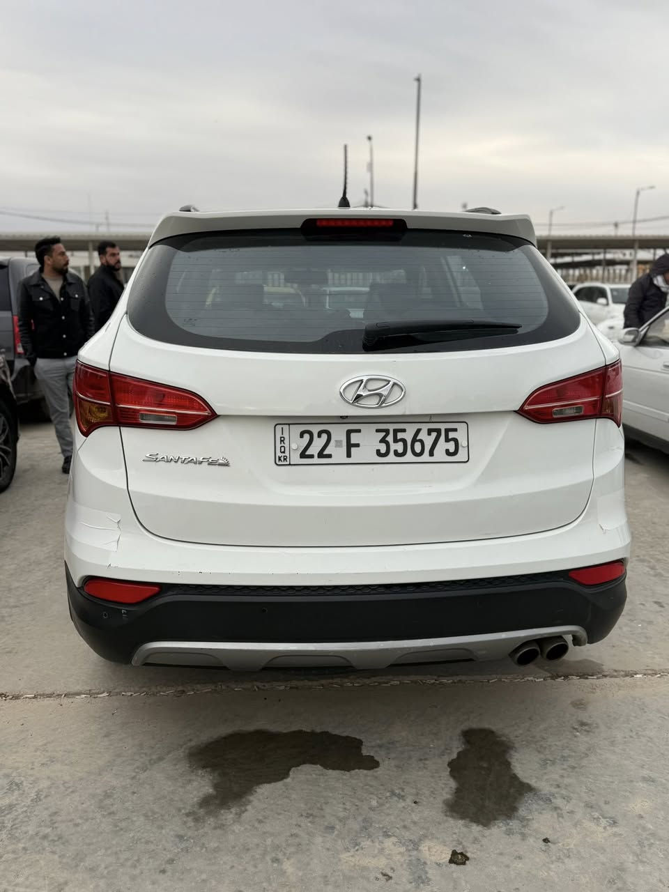 السلام عليكم 
سنتافي 2014 خليجي 4 سلندر ماشيه 175 الف كيلو متر 
رقم اربيل باسمي السيارة 7 راكب كير ومحرك كفاله بشرط 
بيها صبغ نص الباب الخلفي بدون ضربه وباردات بيها السونار مرفق بالمنشور السيارة جديدة على ايدي رايدها 158 ورقه وبيها مجال بسيط 
مكاني الكوت ***********
