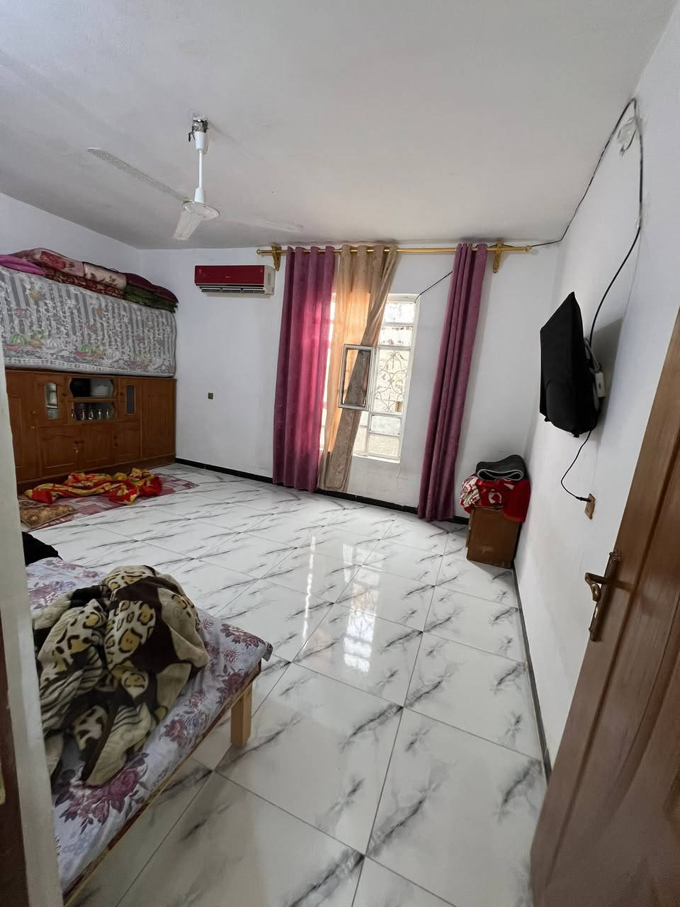 سلام عليكم بيت وعرصه مساحه 280نهايت شارع60 يبعد عن المشروع50متر الستفسار الرقم ***********
