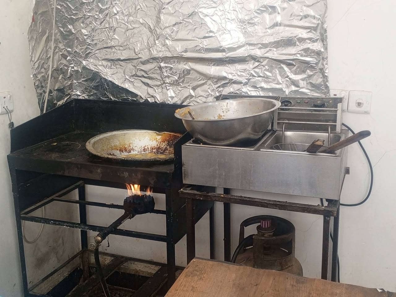 غراض مطعم البيع مكان بغداد  المعامل 
***********

