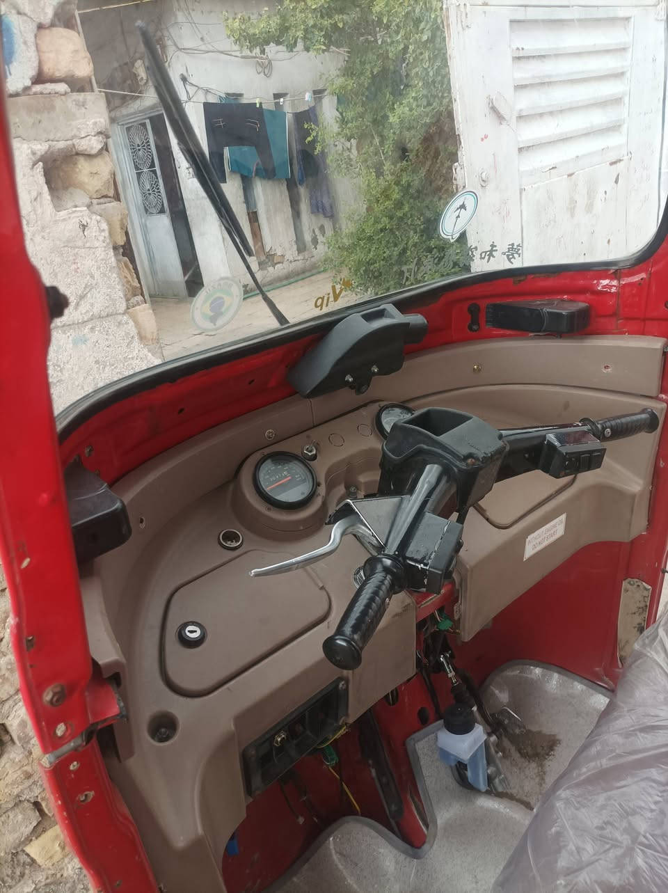 سلام عليكم تكتك باجاج موديل 2018تكتك نضيفه كلشي كامل بيهه گبل للشارع رقم وسنويه 0787463050/*********** السعر 5ونص وبيهه مجال
