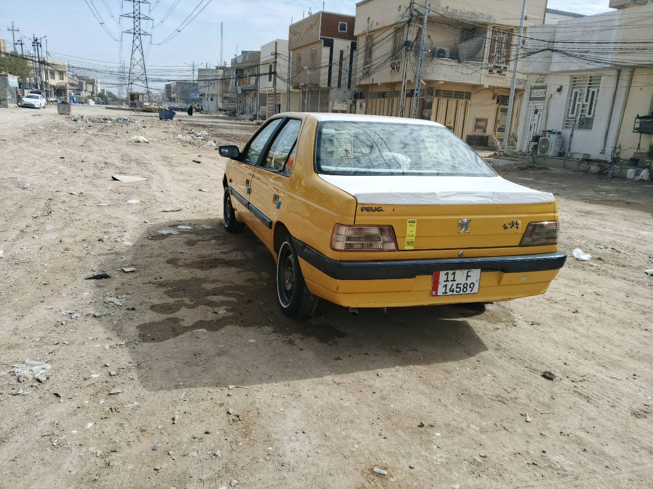 السيارة المعروضة للبيع هي بيجو بلون أصفر مع إكسسوارات زرقاء وسقف أبيض مميز. المقاعد مُغطاة بواقٍ بلاستيكي للحفاظ على النظافة، والمقود مُغطى بتغليف لضمان حماية إضافية. السيارة تبدو في حالة جيدة ولا توجد أضرار ظاهرة في الهيكل الخارجي أو الداخلي. الصندوق الخلفي واسع وكافٍ لحمل الأغراض. هذه السيارة مثالية للاستخدام اليومي أو للأعمال بفضل حالتها المحافظة والتجهيزات الأساسية المتوفرة فيها.