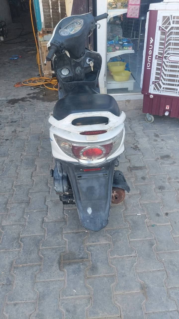 السلام عليكم كامكو جي 4 للبيع دراجه كهربائيات كلها شغاله نقره سلف كفرات كلها ختم واحد ماكينه مفتوحه والسعر 300 قفل والعنده مراوس فراشه مكاني نجف حي الميلاد***********
