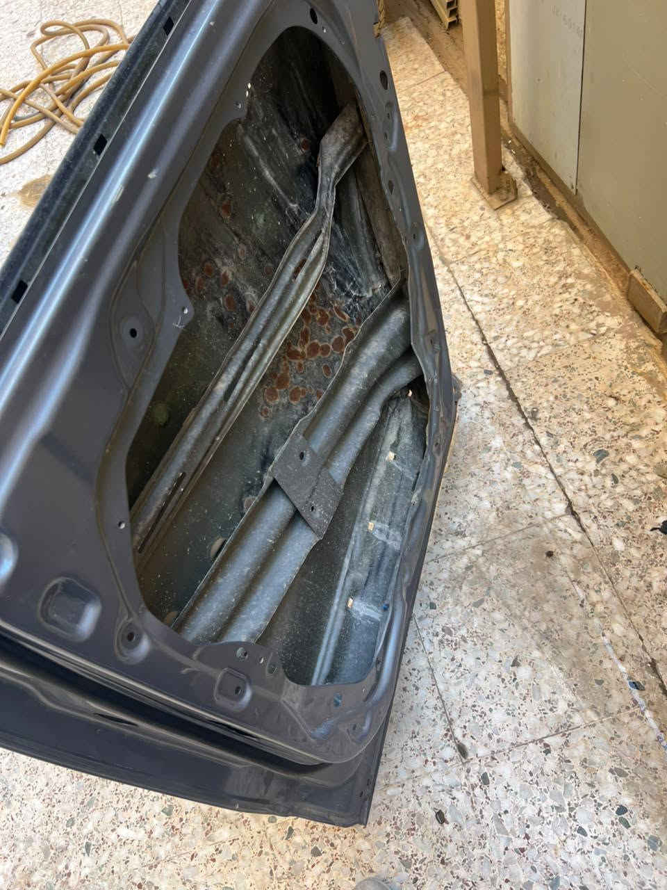 للبيع باب خلفي معمر ومصبوغ كما موضح مع ويل 18بي عواج بسيط سعر 250الف وبيهن مجال للاستفسار ***********
