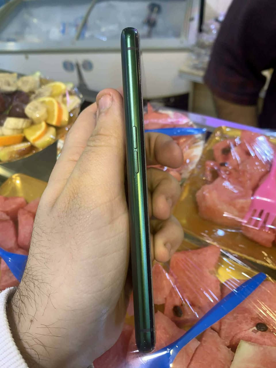 مواصفات Realme X50 Pro :-
ابعاد الموبايل 159×74.2×9.4 مم مع وزن 207 جرام
تصميم الهاتف من الزجاج مع فريم الومنيوم وطبقة حماية Gorilla Glass 5
الهاتف يدعم تركيب شريحتين إتصال حتى الجيل الخامس ولا يدعم تركيب كارت ميموري
شاشة سوبر اموليد بحجم 6.44 بوصة بدقة 1080×2400 بيكسل وبجودة FHD+ مع كثافة بيكسلات 409 بيكسل لكل بوصة وابعاد 20:9 والشاشة تدعم معدل تحديث 90 هيرتز وتدعم ايضًا HDR10+
طبقة حماية على الشاشة من نوع Corning Gorilla Glass الجيل الخامس
معالج كوالكوم سناب دراجون 865 ثماني النواة وهو أفضل معالج رائد حاليا بتكنولوجيا 7 نانو ميتر وبقوة تصل الى 2.84 جيجا هيرتز مع معالج رسومي Adreno 650
مساحة تخزين 256 جيجا مع 12 جيجا رام والذاكره نوعها UFS 3.0 والرام من نوع LPDDR5
كاميرا خلفية رُباعيه بدقة 64 ميجا بيكسل بفتحة عدسة F/1.8 بمستشعر سامسونج GW1 وبدقة 12 ميجا بيكسل بفتحة عدسة F/2.5 وهي Telephoto لعمل زوم 2X بدون فُقدان تفاصيل، والثالثه بدقة 8 ميجا بيكسل بفتحة عدسة F/2.3 وهي Ultra Wide للتصوير العريض، والكاميرا الرابعه بدقة 2 ميجا بيكسل بفتحة عدسة F/2.4 ..سعره 300 جهاز عالمي شراي يتفضل خاص واتساب ***********
