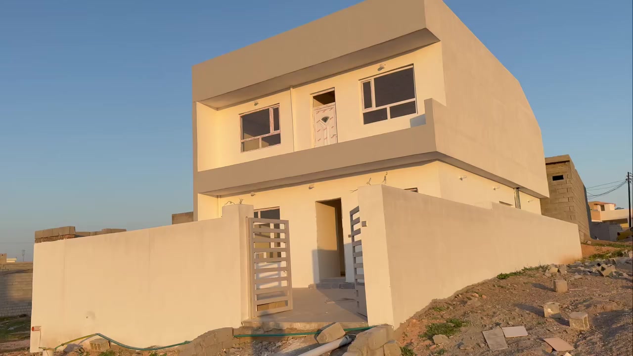 دار سكن 200 (طابو صرف)  غير مسكون طابقين في ملك شاه يتكون طابق الارضي غرفتين نوم و هول كبير و مطبخ و استقبال و حمامات داخلي و خارجي  و الطابق الثاني غرفتان و هول و حمامات  فول سيراميك 🛑 مع بير ماء 🛑 

السعر 65 قابل للتفاوض

***********
