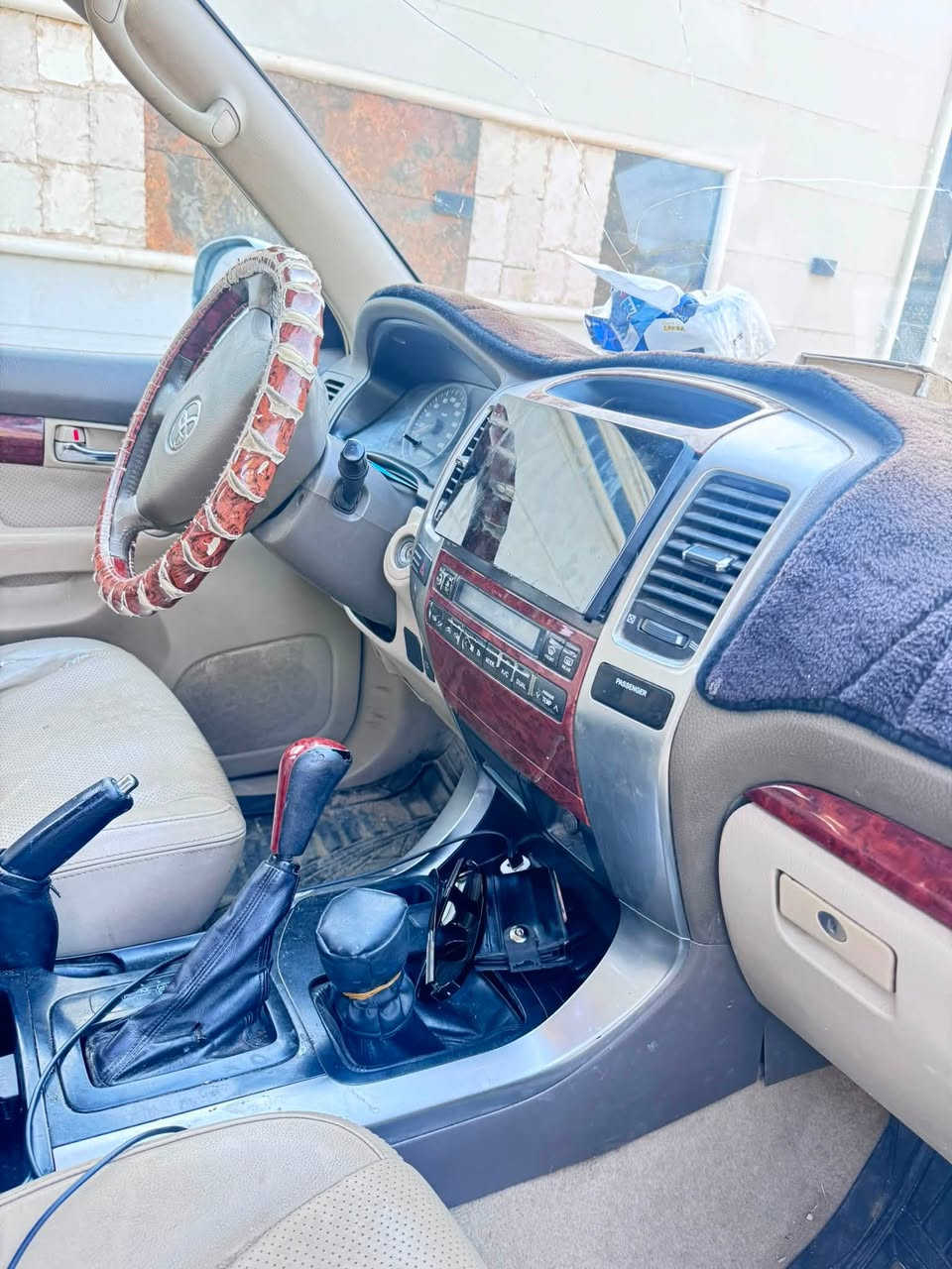 برادو ٢٠٠٩ كويتي
٤ سلندر لون سلفر 
رقم سليمانية  سنويه لغاية ٢٠٢٨
مكينه ما مفتوحة بلاديه 
نظافة ٨٥% 
تخم تاير باتري جديد حدادية جديدة 
شويه جراد باللون بالبنيد والقمارة فقط 
السعر ١٦٠ ورقة وبيها مجال بسيط
موبايل/ ***********
