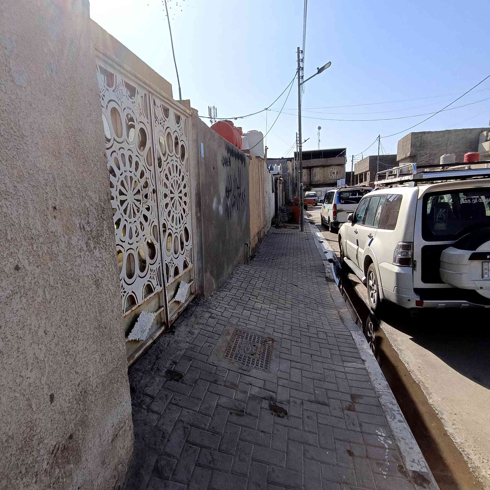 سلام عليكم بيت بل بصره دور الشرطه البيت مساحته 200 الواجها 10 طول البيت 20 كونكريت البيت كله كاشي رقمي ***********
