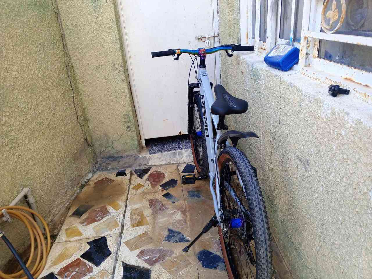 السلام عليكم البيسكل للبيع النوع رياضي 1 المكينة الأمامية 3.  والمكينة الخلفية 7.   نضافه 90.  وبي نقص جاملغ خلفي  و السعر 150وبي مجال  و هذا رقمي  *********** واتساب فقط
