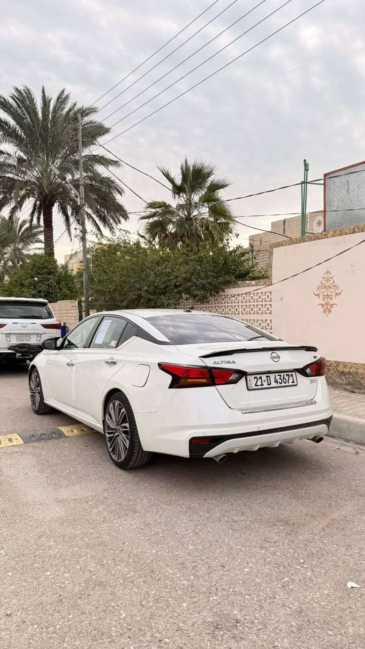 سلام عليكم 
التيما 2023
الفئه/ SV فول مواصفات
رقم سليمانيه 
السياره جديده كلش 
وارد أمريكي والحادث مرفق بصور 
ممشاها قليل 
للاستفسار ع رقم /***********
