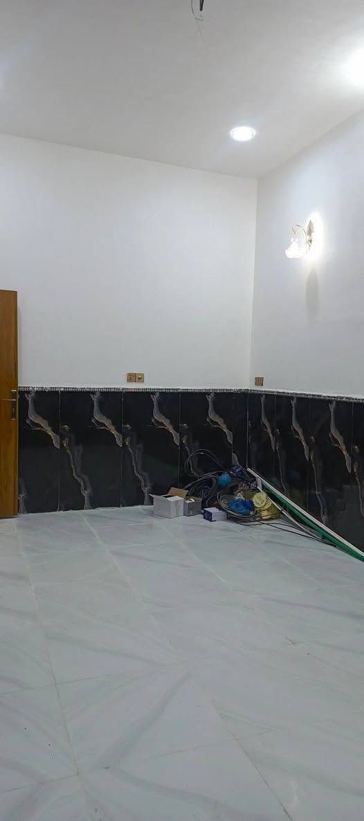 السلام عليكم يوجد لدينا بيت مساحته 100 متر  طابق واحد  مكان البيت نجف حي النداء  قريب عن شارع قمبر  منطقه الواحد وخمسين***********
يتكون من
#استقبال  
#غرف نوم عدد 1
#وصاله عدد 1
#حمامات عدد 2
#مكشوفه عدد 2
#ملاحضة البيت بناء 2026
سند حر طابو بسمي
#شارع عرض 10 متر
ماء+كهرباء+كيبل ضوئي مقابيل +مولده+مدارس حكوميه واهليه 
#السعر 75
جميع الخدمات متوفره
للاتصال 
*********** واتساب هم موجود
