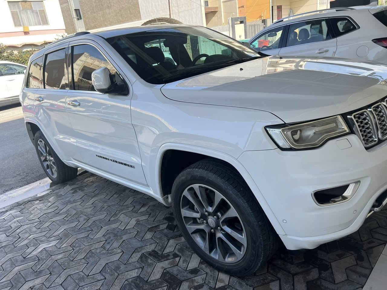 السلام عليكم جيب اوفرلاند خليجي السياره كلش جديده ماشيه 70 باسمنه السياره فووول الفول كفاله عامه حت المكينه ممفتوحه بيها طخه بسيطه بالباب الخلف الصدر وصورتها يمي قبل التصليح مواصفات الاوفرلاند معروفه ميحتاج اشرح السياره مكانها المنصور ايي استفسار اتصال ع الرقم***********
السعر 28 وبيها مجال حك الجيه  السياره موديل 2018
