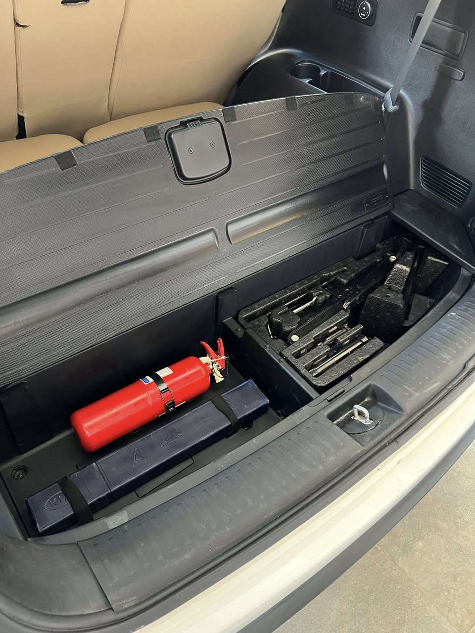 السلام عليكم 
سورنتو خليجي 2015 شكل 2016 
ماشية 86 الف حقيقي 
محرك 6 سلندر (مبدل كازكيت فقط)
7 راكب 
ربع الباب الخلفي صبغ
والباب الثانية بيها بارد شي بسيط 
مكاني بغداد الكاظمية 
للاتصال
السعر 200 وبيها مجال للشراي
***********
