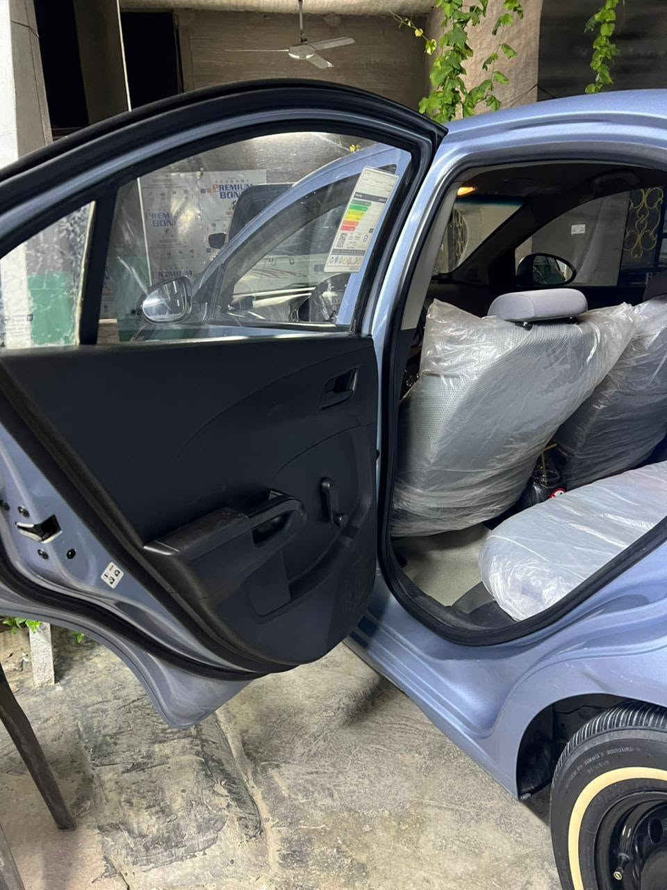 شيفورليت سونيك (Chevrolet Sonic)
الموديل: 2012
المواصفات: خليجي 🇦🇪
اللون: (بحري)
الجير: (أوتوماتيك 6نمر)
المحرك: ( 1.6 لتر)
​✨ أهم المواصفات والمميزات:
​
​التبريد: تبريد ثلج ما شاء الله (جاهز للصيف). منظومه كامله جديده
​الداخلية: مدوشمه دوشمه عامه ارضيه وكشنات وسفاري

​الأنظمة: نظام فرامل ABS، إيرباغات سليمة.
​الإطارات: (جديدة / بحالة ممتازة). تخم تاير ابو الخط 
​السنوية والهزة: (رقم أنكليزي/ السنوية جديدة وصاحية / الرقم بغداد ).
​🛠 حالة السيارة:
​السيارة بحالة ممتازة جداً (شلع واطلع)، لا تحتاج لأي مصاريف نهائياً.
​المحرك والجير والـتيرن بحالة ممتازة (على الفحص).
​البودي: (مكفوله من الضربه والصبغ ).

​السعر المطلوب: (اكتب السعر،  $65 ورقة ) 
​مكان التواجد: (بغداد ابو غريب السياره موجوده بلبيت  بكل وقت).
​📞 للاستفسار والتواصل:
​رقم الهاتف: (***********). الشراي يتصل وما نقصر وياه بعد الفحص.
