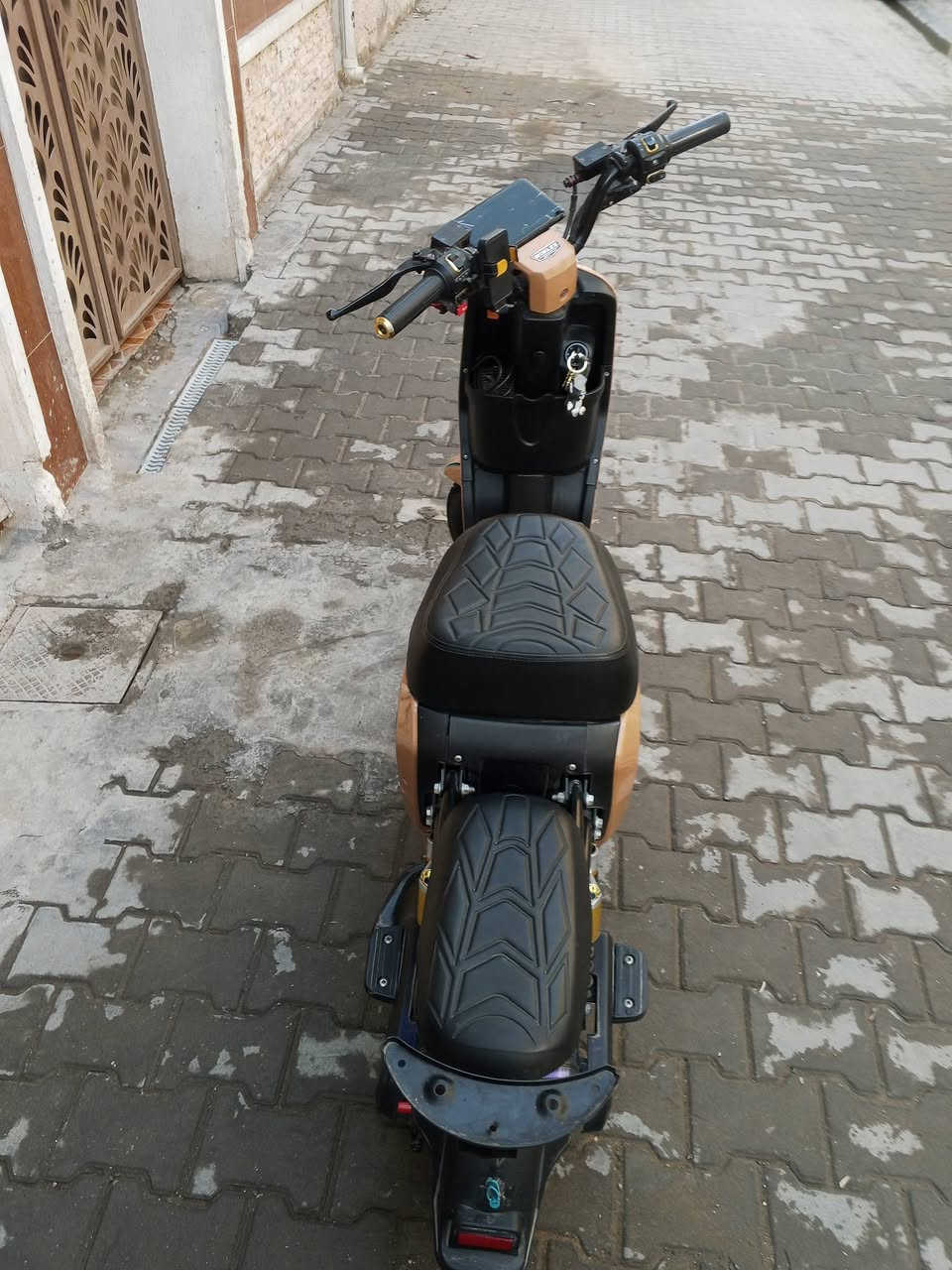 السلام عليكم R9 للبيع موديل 2025 لون مميز جاهزة بطاريات جدد وكهربائيات كلهه شغالة سويجات عدد2 سلتهه موجود نضام بك R السعر 400 مكاني الشعب واي استفسار اتصال ع الرقم ***********
