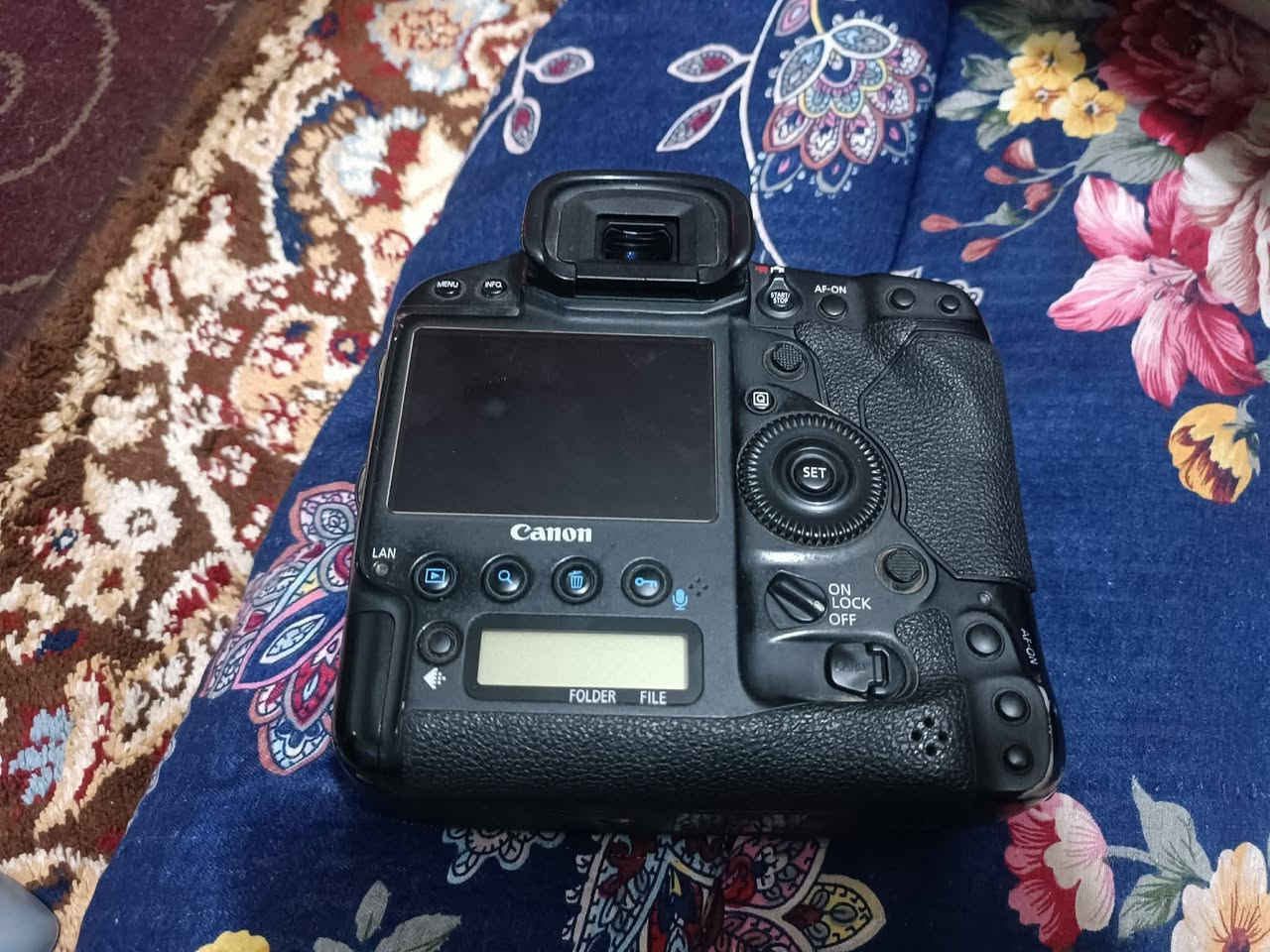 السلام عليكم
Canon EOS-1D X Mark II
الجيل الأحدث والأكثر تطور وتعتبر من أغلى كاميرات DSLR الاحترافية
الرياضية مال الملاعب غنيه عن التعريف مصورين الدوري العراقي يعرفونها شنو من مواصفات بيها 
الملحقات عدسة فتحه F4 .200.70 
فلاش كودوكس 
جنطه مقسمه+ عده تنظيف+ستاند أحادي+ كادريتر نقل صور 
رام 8 سانديسك + البكج مالتها موجود+كرسي ستول 
السعر 22 ورقه  وبيها مجال 
العنوان بغداد النهروان شارع الشمري 
***********
