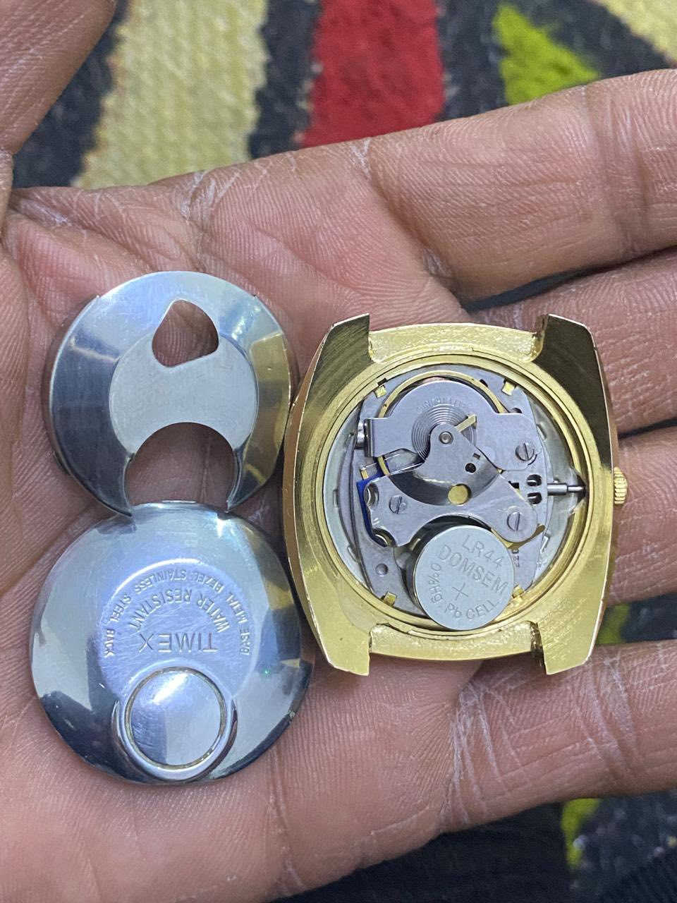 ساعه تايمكس الكترك الكهربائيه انتاج الستينات تعمل بطاريه وملف كهربائي على شغل زمبلك نظافه عاليه قطر 43 طلاء ذهب بغداد ***********
