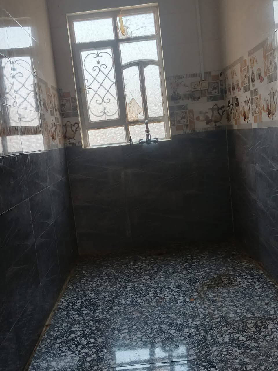 سلام عليكم اخوتي الاعزاء بيت للبيع بيت بحي الامين نزلت سيد حسين قريب ع شارع مساحتها 115نضيف جديد السعر 48وبي مجال الي يعجبة الاستفسار عن البيت يتصل بالارقام 
***********
***********
وبيكم خير وتدللون🖤
