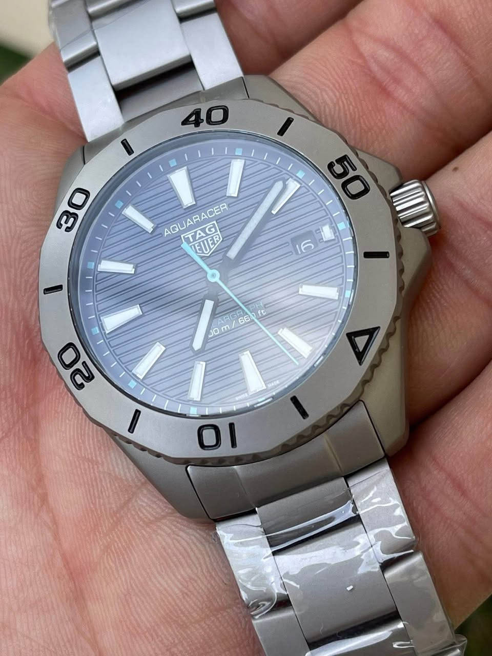 متوفر
ساعة من ماركة TAG HEUER 
تاك هير
* تعمل بالطاقة الشمسية (Solargraph)
* مقاومة للماء 200 متر
* هيكل وسوار ستانلس ستيل
* تصميم رياضي فاخر للغوص والاستخدام اليومي
* حجمها غالباً 40mm
لون العقارب والتفاصيل السماوية الفاتحة مميزة جداً بهذا الموديل وتعطيها شكل عصري وأنيق
سعرها بالموقع
 3000$ الى 3500$
ملاحظة اخوان الساعة بدون علبة


**إذا كنت صاحب هذا الإعلان وتريد حذفه لأي سبب، رجاءا أرسل رسالة إلى الدعم الفني**