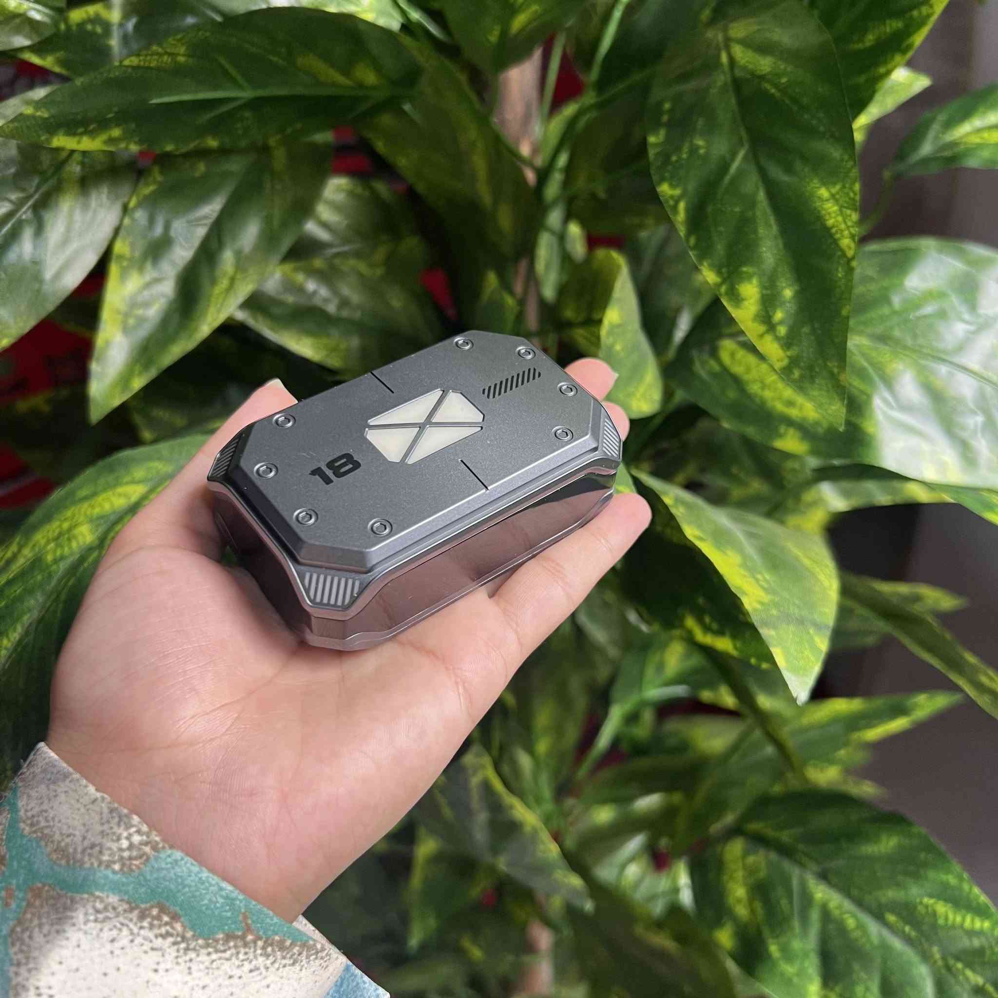 متوفر الأن التوصيل لجميع محافظات العراق 
سماعة أذن لاسلكية M41 Hi-Fi Bluetooth V5.3 مع شاشة عرض رقمية ثلاثية

• سماعة أذن لاسلكية True Wireless بتصميم مدمج مع علبة شحن مزودة بشاشة عرض رقمية ثلاثية لعرض حالة البطارية.

• تدعم اتصال Bluetooth V5.3 للاقتران مع الأجهزة المتوافقة.

• مزودة بوحدة صوت (Moving Coil) مقاس 8 مم.

• تدعم التحكم باللمس (Fingerprint Touch).

• تدعم المساعد الصوتي Siri Voice Call.

• الموديل: M41
• النوع: True Wireless Headset
• إصدار البلوتوث: V5.3
• شاشة العرض: Three-Screen Digital Display
• حجم وحدة الصوت: 8 مم (Moving Coil Unit)
• مدى الإرسال: 10 متر

محتويات العلبة:
• سماعتا أذن لاسلكيتان M41
• علبة شحن

السعر 20,000 مع التوصيل 

للحجز راسلنا الأن 📩


**إذا كنت صاحب هذا الإعلان وتريد حذفه لأي سبب، رجاءا أرسل رسالة إلى الدعم الفني**