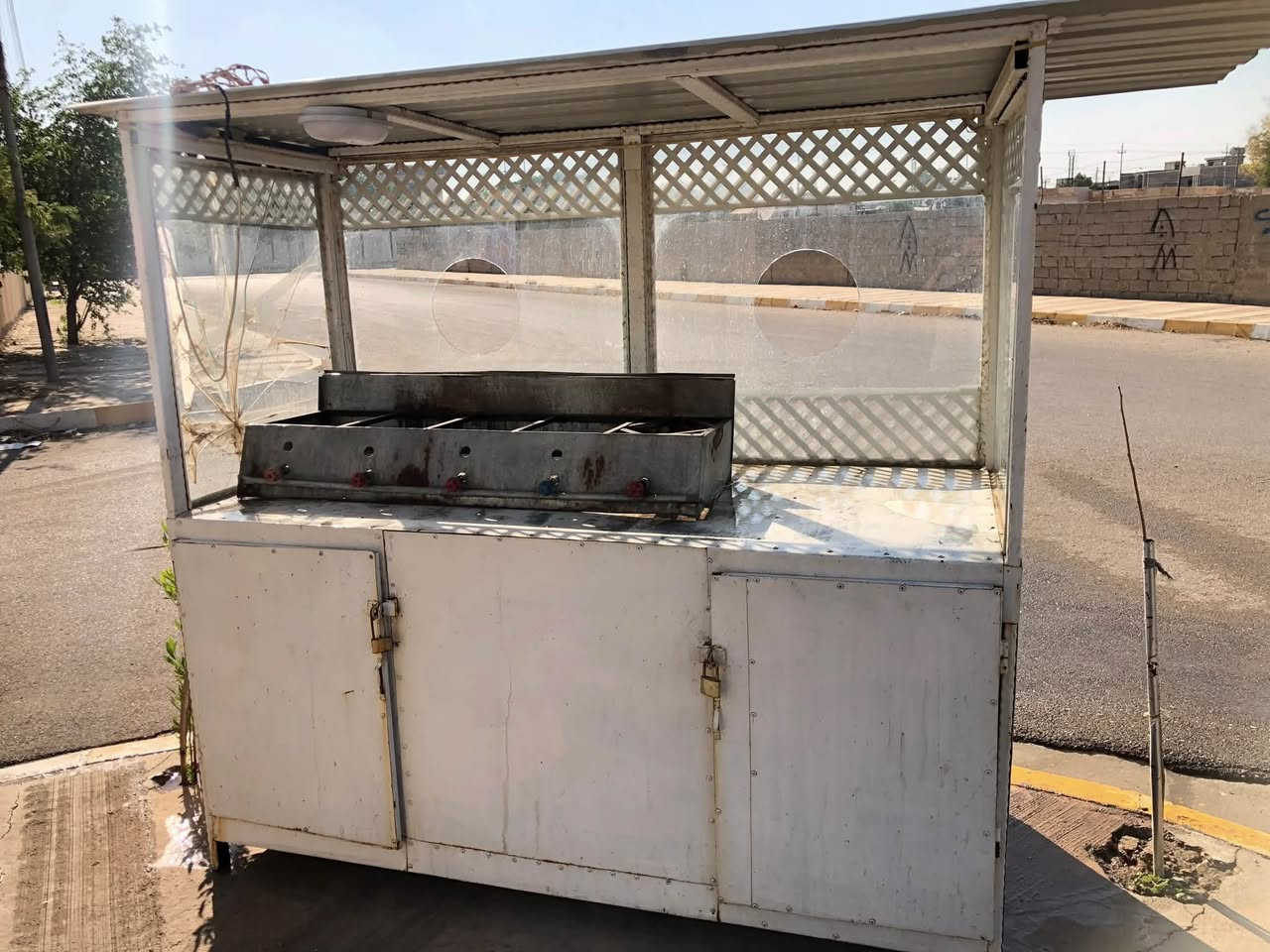 سلام عليكم
كشك مأكولات للبيع 
طباخ ست عيون وتجيهزاته كاملة بس تجيب مسواكك وقنينتك وتشتغل 
للاستفسار 
***********
