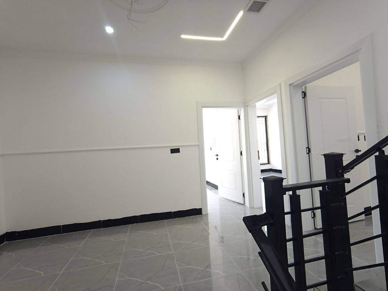 🔸سند طابو يتسجل بإسم اي عراقي

📍أربيل-بيت للبيع 8حساروك 
قرب شارع كورنيش ع شارع 15M

➖مساحة 100M طابقين مربع
يتكون⤵️
➖4غرف نوم 
➖استقبال-صاله-مطبخ-مجموعه صحيات-كراج

للإستفسار:***********
