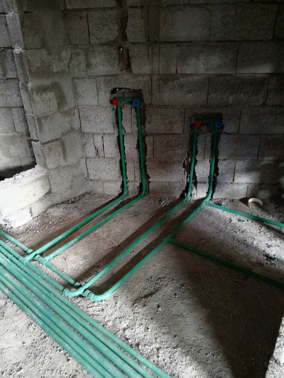 بسم الله
الحمدلله والشكر بفضل الله تعالى 
اليوم إنجزنا العمل في منطقة المصلى عمل هندسي 
كدام العين شوف الصور هيه تحجي شغل فول 
نضام نوازل 
نضام تقطير سبالت كل غرفه 
مقاعد غربي دفن 
سيفون دفن  
مغاسل تعليم 
الحمدلله والشكر أعمالنا هندسي 
هاذا بيتين كل بيت 100متر 
والي يريد يشتغل عمال  يتواصل خاص 

***********
اخوكم سعودي
مكاني حي بدر
