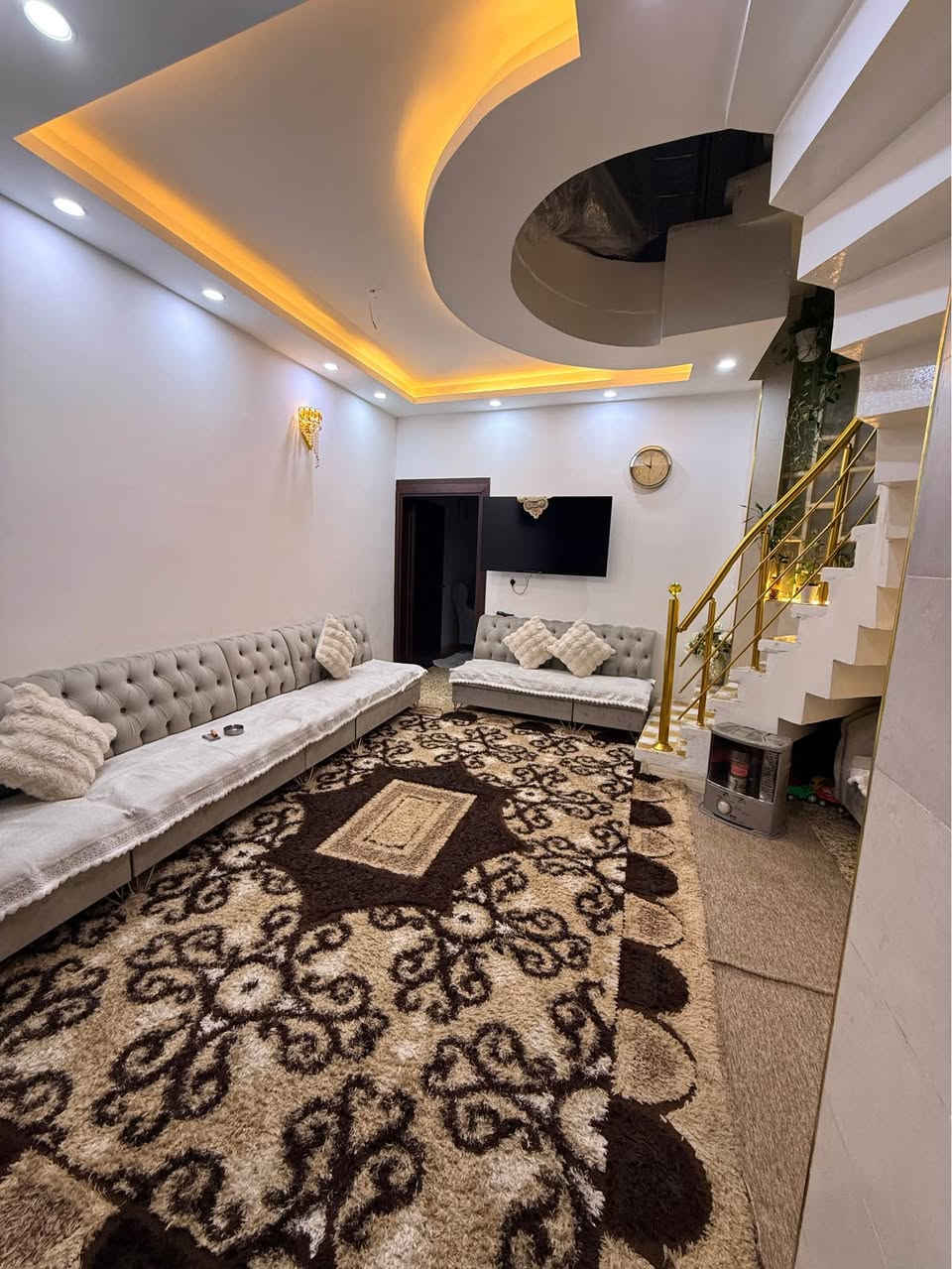 دار للبيع سند طابو ملك صرف

المساحة 120 متر واجهة 6 عمق 20 

الموقع حي الحدباء قرب جامع الغفران

طابقين 4 غرف نوم 

بناء مرتب جاهز للسكن

للاستفسار الاتصال بالارقام

***********

***********

او مراجعة مكتب بيت الحضارة للعقار الكائن في حي الوحدة قرب سانكو مول وجامع الودود موصل, نينوى
