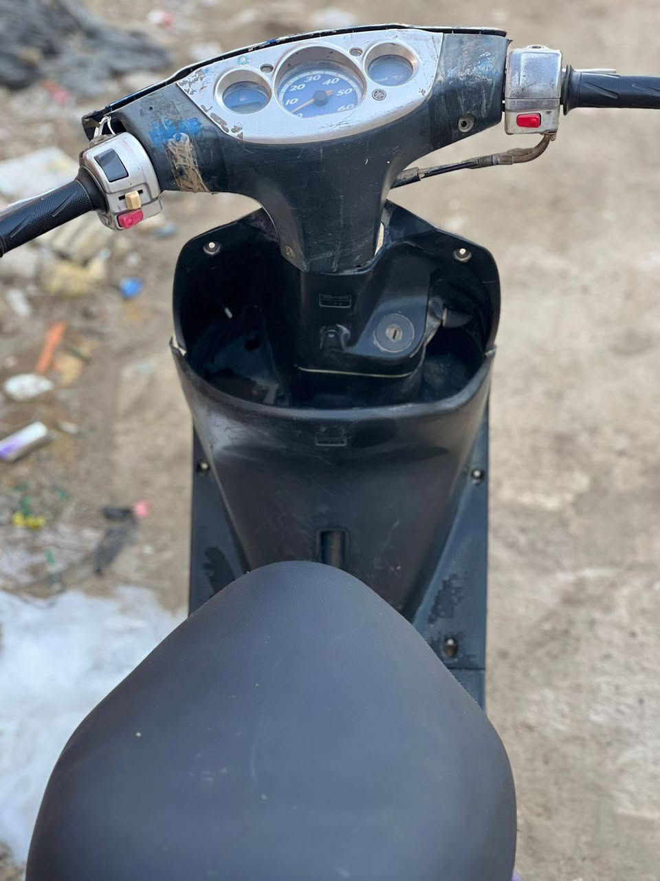 السلام عليكم ورحمة الله 
دراجه عصفوريه سبايزر للبيع كابريتر اصلي 
شغاله سلف وهندر كفرات اصليه حته الترايش اصليه 
كفرات كامله 
السعر 140الف
العنوان الشعب 
***********
