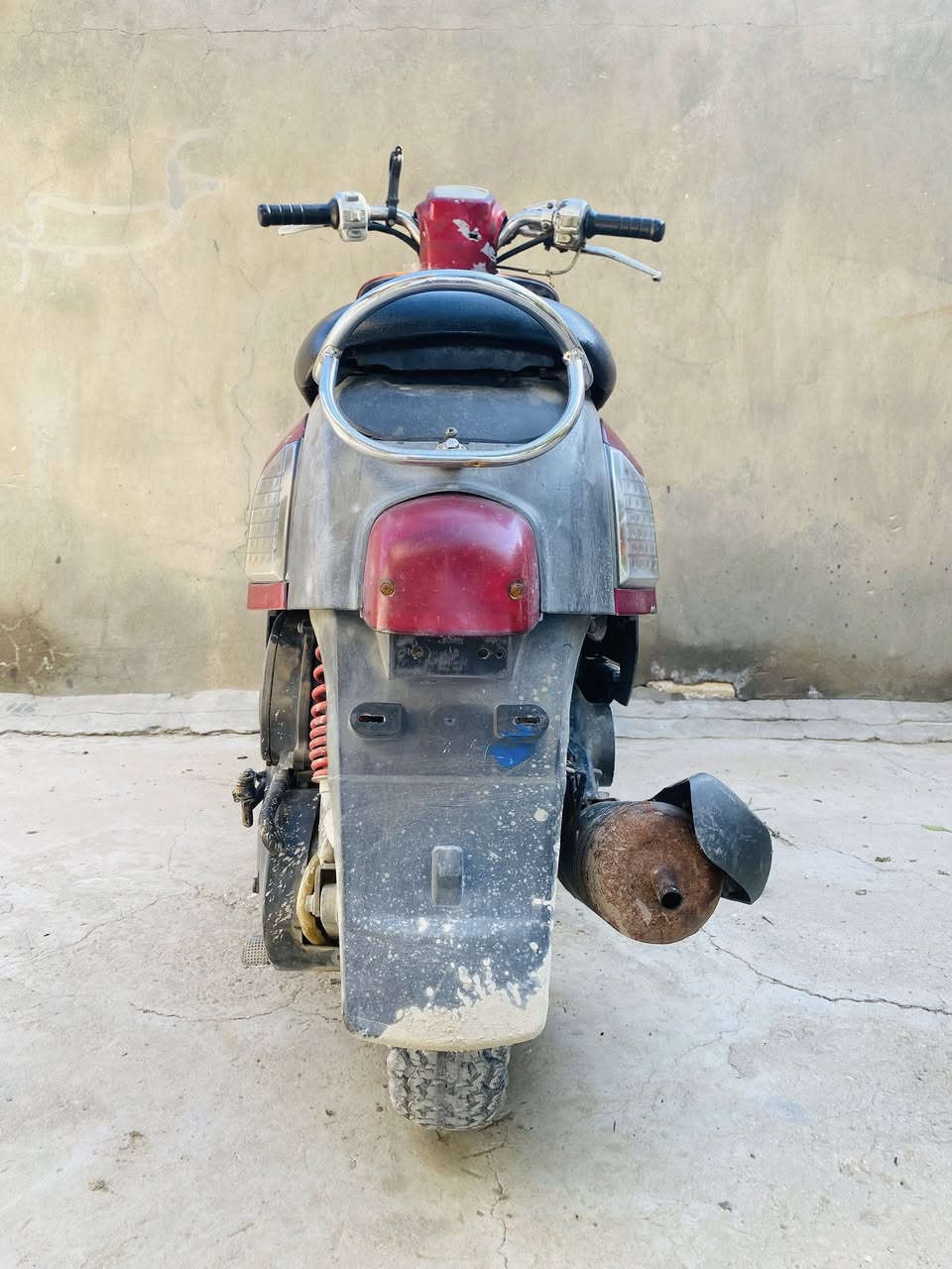 دراجه ماكس بوليس حاويه مطلعه من النجف دراجه كلشي شغل بيه فقط عداد وباتري  مايشتغلن 
هذا رقمي  او مراوس بمنغولي نظيفه مو حطب
***********
