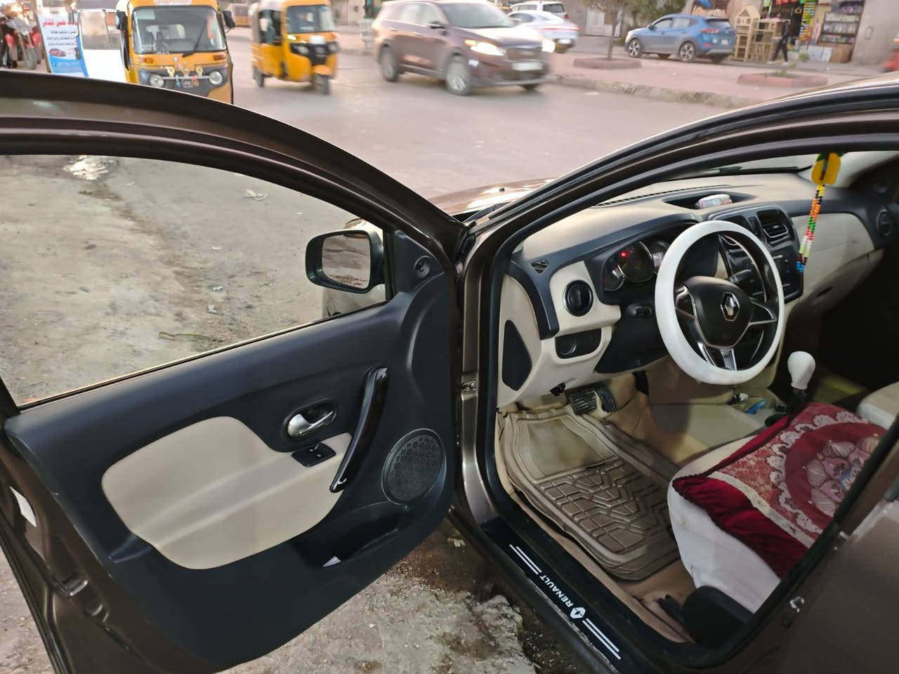 مرخصة الادمن المحترم بيع فقط رينو سيمبل موديل 20 جاهزة مال شركة وخلصت ال 5 سنوات يعني الي يشتريد ارفع الحجز وحوله بسمة رقم بغداد بسمي سعر 80 وبيه مجال مكان بغداد اي استفسار واتساب *********** كلي ذاكر في المنشور مع الصور والفيديو
