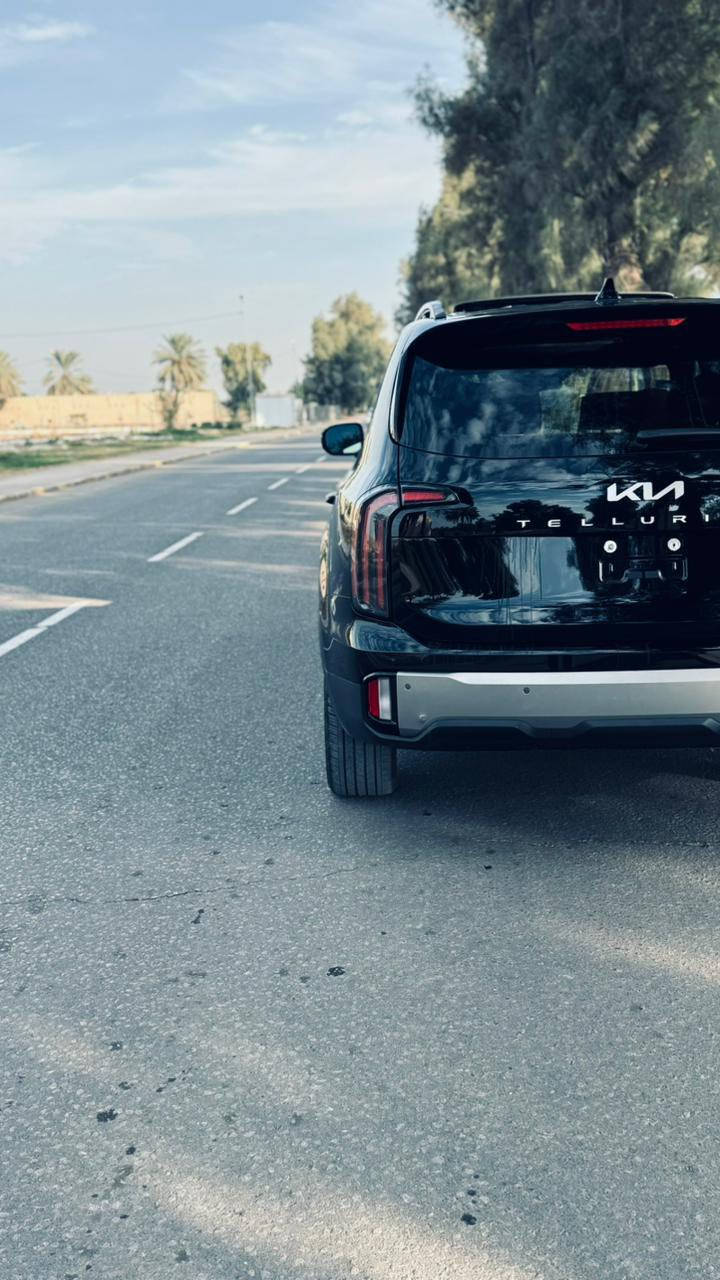 السلام عليكم 
للبيع 
كيا تلورايد موديل ٢٠٢٣ فئة EX X-LINE 
فول مواصفات 
بصمة  / تشغيل عن بعد / فتحة/ ويل كب كروم اسود / داخل جلد قرميدي / تدفئة تبريد كشنات / تدفئة ستيرن / حساسات / رادارات / نقطة عمياء / تحديد مسار / مثبت سرعة / كشنات منفصل / جنطة كهرباء / محرك ٣٨٠٠ / رقم بغداد مميز باسمي شرط مداور ثاني يوم / حادثهه بسيط جدا فقط حافة البنيد والجاملغ الايسر كلشي بلادي بالسيارة الصبغ مثل ماموضح فقط جزء من الجاملغ وربع البنيد 
عداد المسافة الحالي ٢٩ الف مثل ماموضح بالصور 
السيارة جديدة ومابيه اي نقص ولا اي شي غير اللي ذكرته 
مكفولة من اي بارد او رصعة او شخوط
السعر/ ٣٣٠ بي مجال بسيط 
اللي يحب يستفسر اكثر الاتصال عالرقم ***********
مكان السيارة مركز مدينة الحلة
