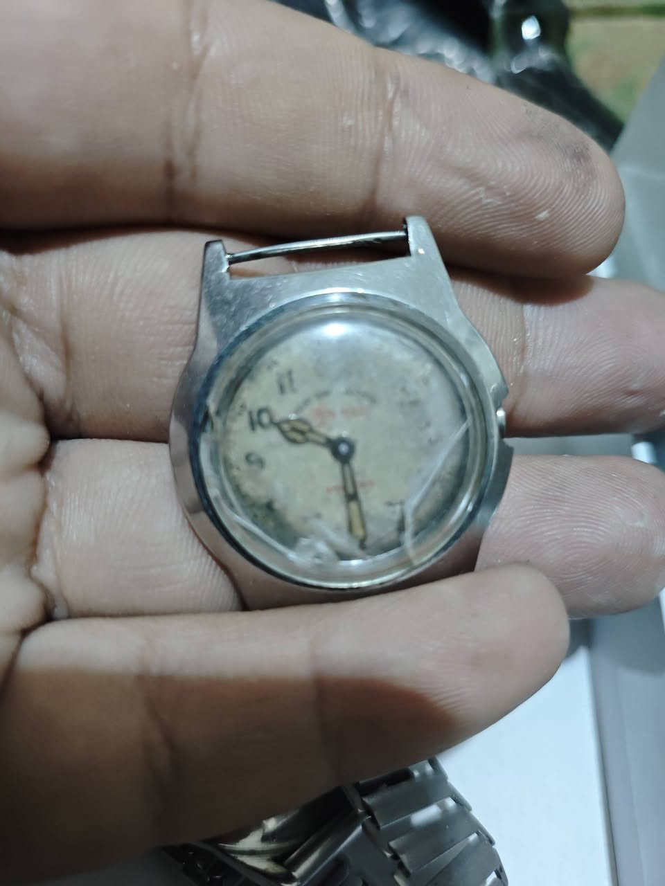 ويستند سويسري قديم 
يحتاج صيانه اعتقد + انطيك ويا قطعه ثانيه بدون سير علمود من تصلحه تاخذ قطع منهه 
قيم واخذ بما يرضي الله 
واتساب ***********

