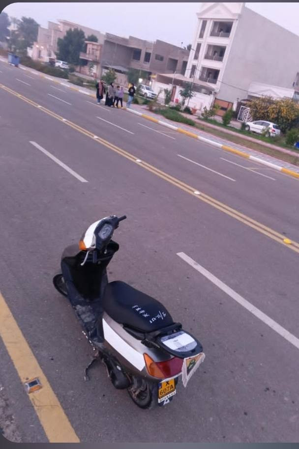 السلام عليكم دراجه سبيسي للبيع نظيفه كلش كل شي شغال فيها مكان الكوت فلاحيه السعر 800  الرقم ***********
