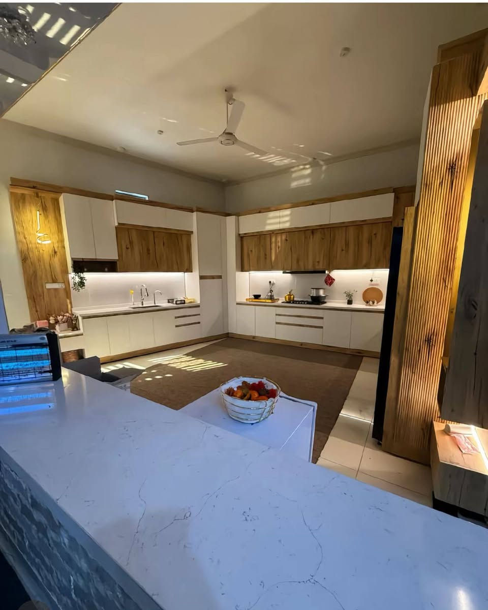 #دار_طابو_ملك_صرف للبيع #ياسين_خريبط 

المساحه 300م بالطابو + 50م متفضله
الدار ركن طابقين يحتوي الطابق الاول على غرف نوم عدد 3 وصاله واستقبال ومطبخ ومجموعة صحيات..
والطابق الثاني يحتوي على شقتين كل شقه فيها غرف نوم عدد 2
وصاله ومجموعة صحيات.
+الدار يحتوي على شقه منفصله عنه سنة البناء 2025 #السعر_660 مليون قابل #للتفاوض
لاتواصل (***********)
