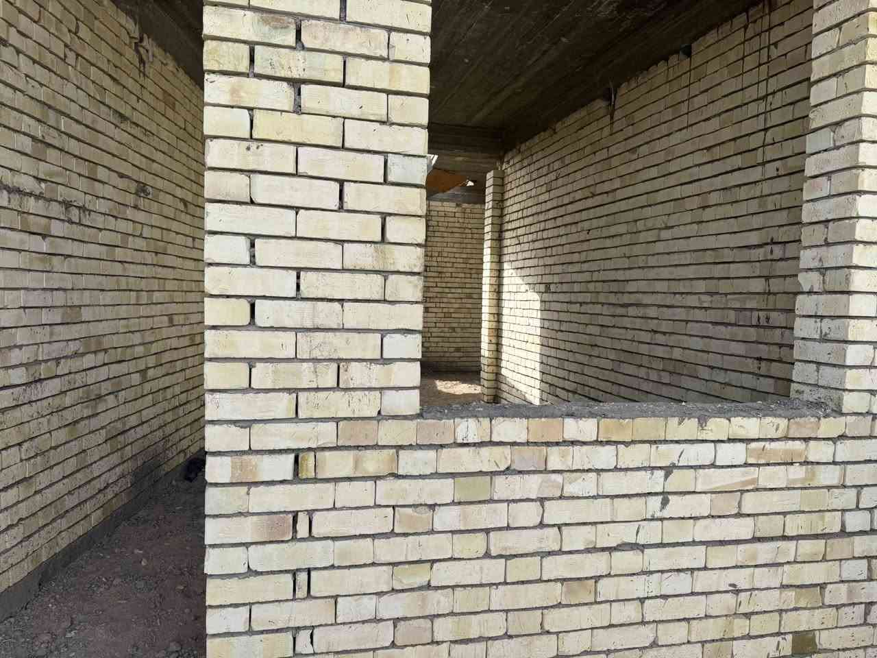 يالله السلام عليكم يعلن مكتب الخبير للعقار عن وجود هيكل طابو زراعي سند 25بناء طابوق مسلح يتكون من غرفه صاله مطبخ استقبال صحيات داخليه وخارجيه كراج سياره 
مساحته 150متر 
موقعه شارع سده محاويل مقابيل بانزينخانه الحمداني يبعد عن الشارع الرئيسي 150متر 
كافه الخدمات ماء كهرباء تبليط 
السعر. 37مليون بي مجال بصيط 
الاتصال ***********
