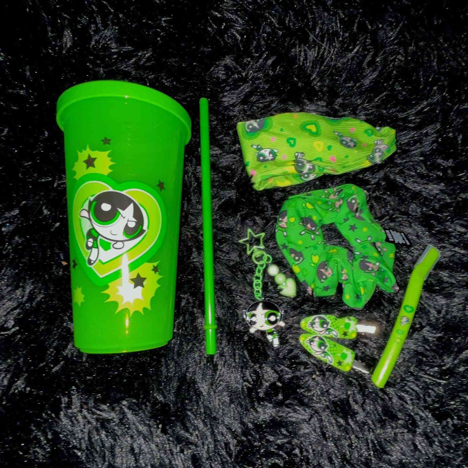 ⁨ * 🪒 شفرات: 2,000 دينار.
 * 🎀 باند شعر: 3,500 دينار.
 * 🌸 قراصة شعر: 2,000 دينار.
 * 📎 كماشات شعر (الزوج): 2,000 دينار.
 * ☕ المك (الكلاص): 10,000 دينار.
 * ⛓️ميداليا:3,500
*🚚 سعر التوصيل: 5,000 دينار.
 * 📞 للحجز والاستفسار: ***********
