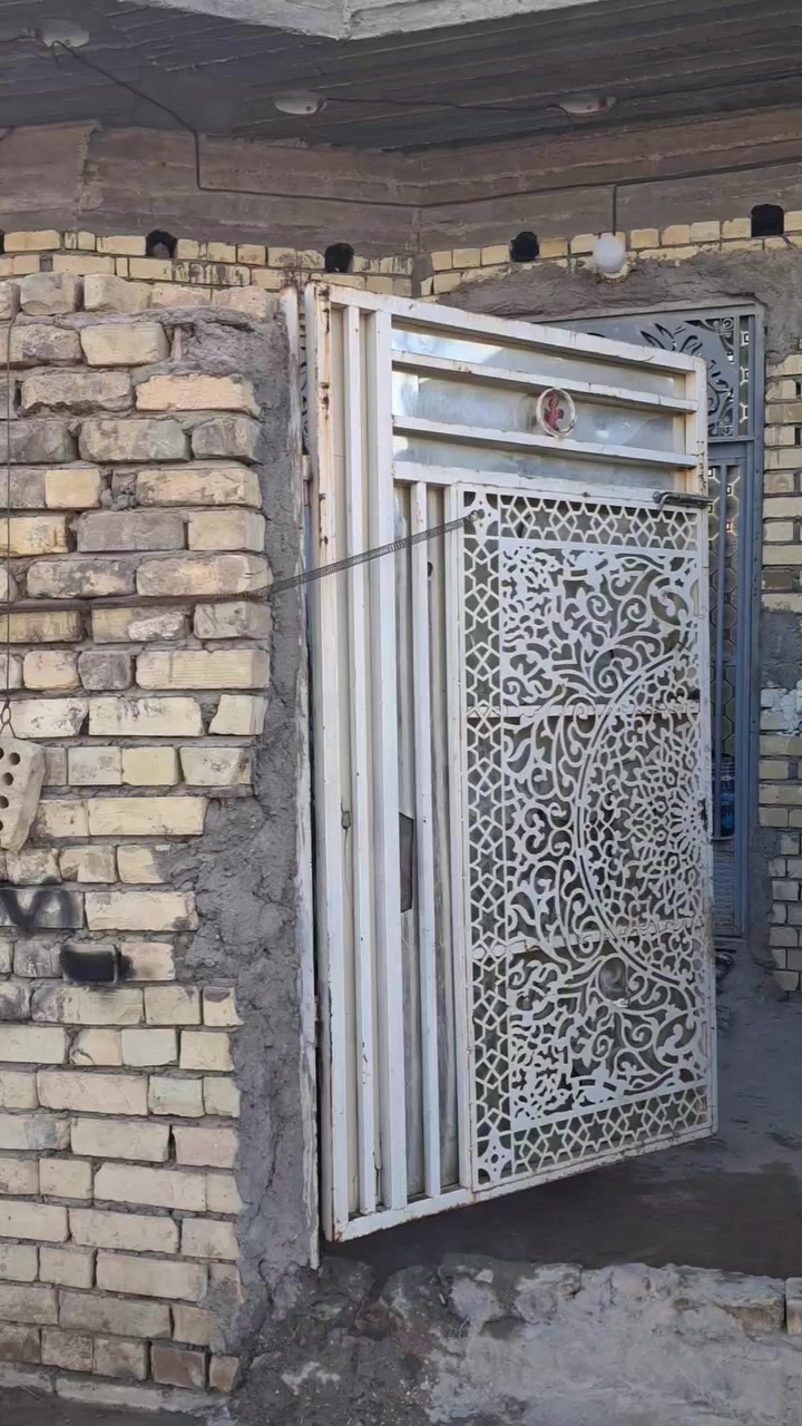 الدار للبيع المساحه 150 متر  واجهه 10 نزال15  ملحقاته غرفتين وصاله ومطبخ واستقبال العنوان خلف البزل قرب شيخ مجبل الماجدي للستفسار اتصل 
***********
