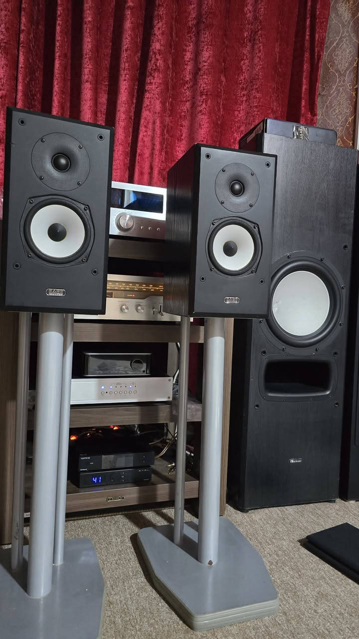Acoustic Energy AEGIS One البريطانية، وهي سماعات رفّية (Bookshelf) من سلسلة Aegis الشهيرة.
المواصفات:
النوع: سماعات رفّية ثنائية المسار (2-Way Bass Reflex)
بلد التصميم: إنجلترا
منفذ الباس: خلفي (Rear Bass Port)
المقاومة: 8 أوم
القدرة القصوى: 120 واط 
حجم ووفر: 6.5 إنش (Cone أبيض)
تويتر: 1 إنش Soft Dome
الحساسية: حوالي 89 dB
استجابة التردد: تقريبًا 45 هرتز – 22 كيلوهرتز
طابع الصوت:
صوت متوازن ودقيق.
تفاصيل جيدة في الأصوات والغناء.
باس جيد بالنسبة لحجمها .
مناسبة للاستماع للموسيقى و الاستخدام السينمائي.

السعر الحالي (مستعمل):
عالميًا: حوالي 150–250 دولارًا بحسب الحالة.


**إذا كنت صاحب هذا الإعلان وتريد حذفه لأي سبب، رجاءا أرسل رسالة إلى الدعم الفني**