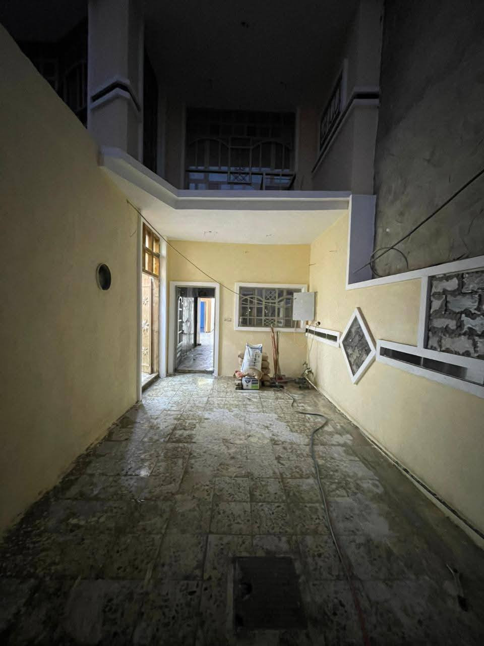 العقار للبيع طابو ملك صرف على طابو الكاظمية مساحة البيت 160متر 7ونص واجهة ونزال أكثر من 21متر موقع البيت التاجي حي الحسن العسكري قرب جسر ذراع دجلة وسيطرة الشؤون سابقٱ مسافة 10دقايق بل سيارة عن بوابة الكاظمية البيت طابقين الطابق الأول محل + كراج سيارة ومطبخ واستقبال وهول داخلي وغرفة منام وحمام وصحيات وثنين مناور ترك والطابق الثاني بيه 3غرف نوم وهول داخلي وسطح...عرض الشارع 15متر ومقابيل البيت ساحة وتشجير يعني موو بل الافرع للاتصال على هذا الرقم *********** .. واتس اب
