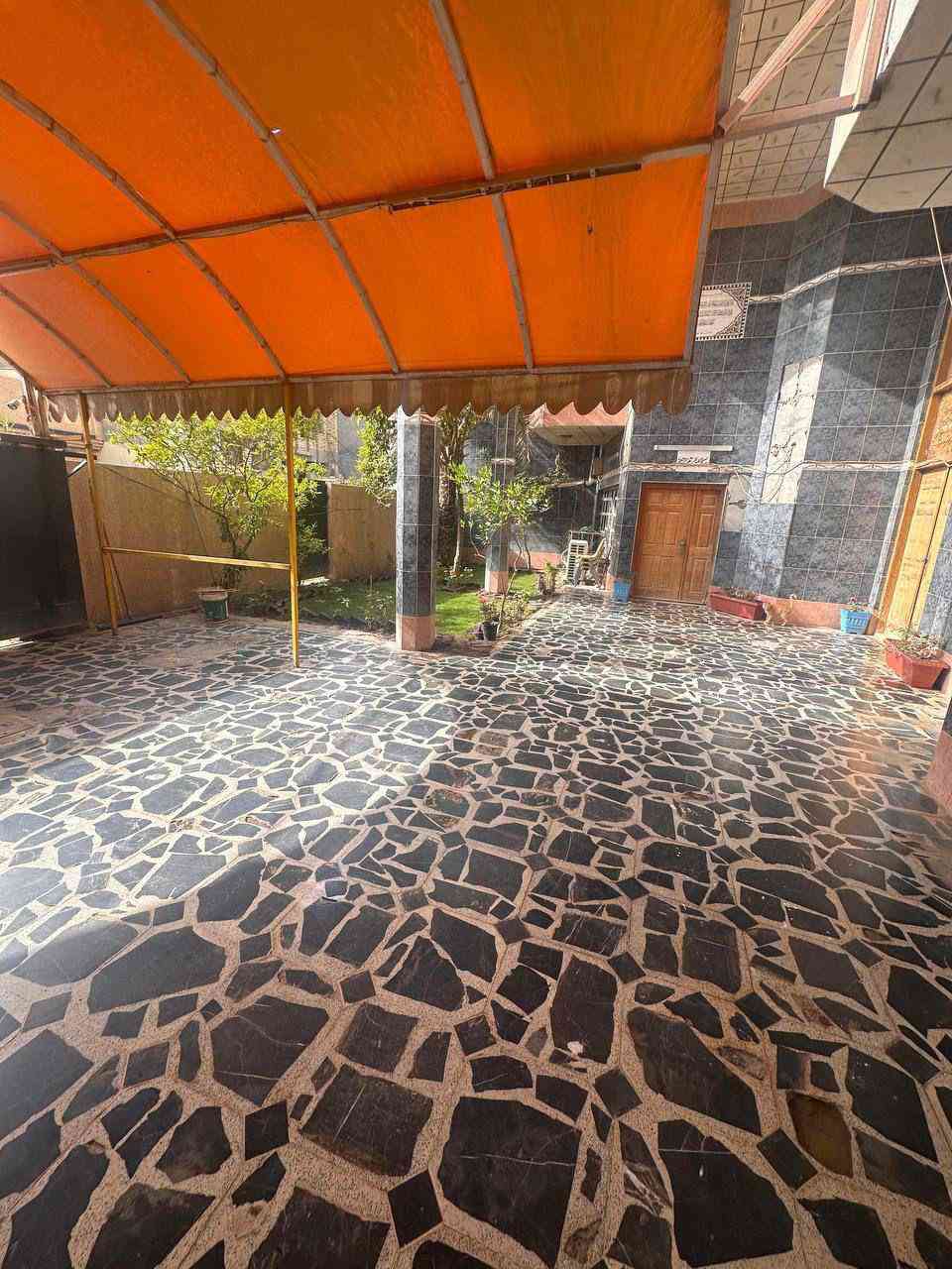 دار للبيع في الحكم المحلي مساحه 330 متر موقع ممتاز خلف مدرسه الهدى مباشره امام جامع الكيلاني ثاني شارع عن الشارع العام يحتوي على صاله كبيره وحولي كبير ومطبخ و صحيات 6 غرف نوم للاستفسار الاتصال على أحد  الارقام      ***********.                    ***********
