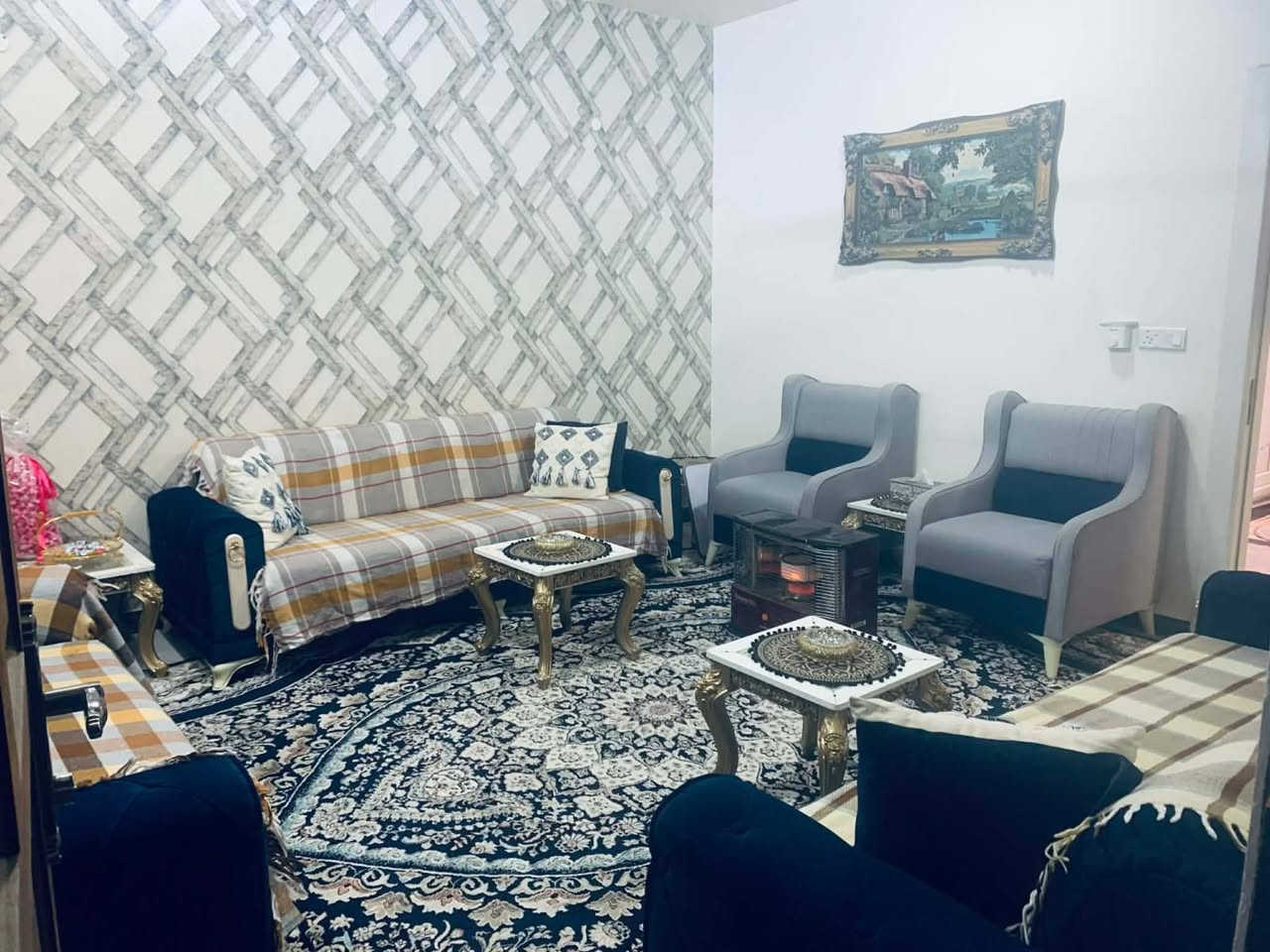 للبيع حي الانصار 
ركن م 135
طابقين بناء حديث
الطابق الاول
1استقبال
صاله + مطبخ +غرفه +صحيات
طابق ثاني 
3 غرف نوم +صاله + صحيات
طابق ثالث غرفه حجم كبير 
***********
حسين الرماحي
