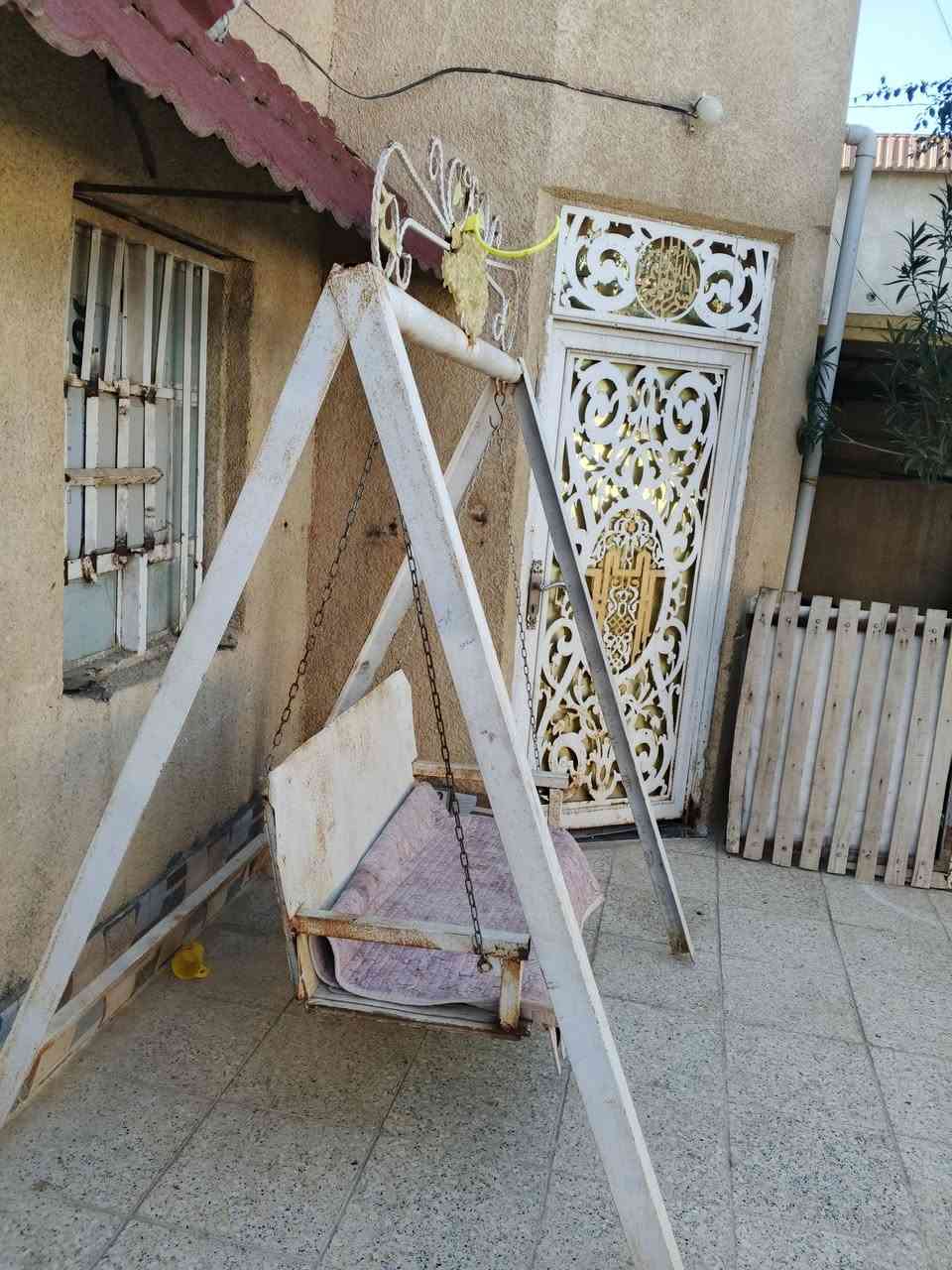 مرجوحة للبيع ارتفاع 2متر العرض 150 مال نفرين حديد زاوية ثقيل اذا مو شغل ثقيل تأخذة بلاش واللة شغل ايدي سعر 150 الف وبية مجال *********** @
