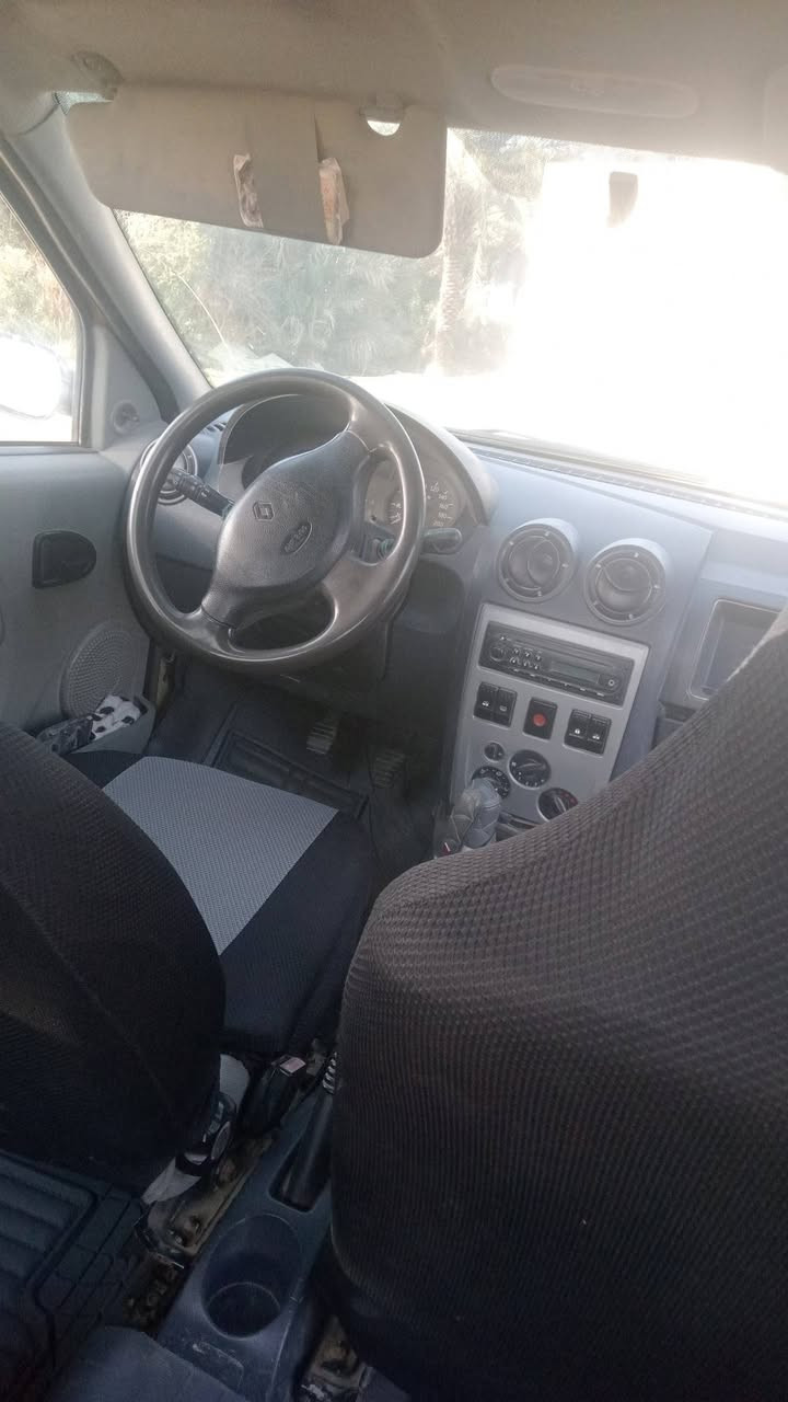 السلام عليكم 🇮🇶🌷
رينو لوكان 14 استلام الشركه العامه باسمي سنويه نافذا 2021 
السياره بدون صبغ بيها خياسات بالبيبان 
مكانها الديوانية 💚
📱***********
